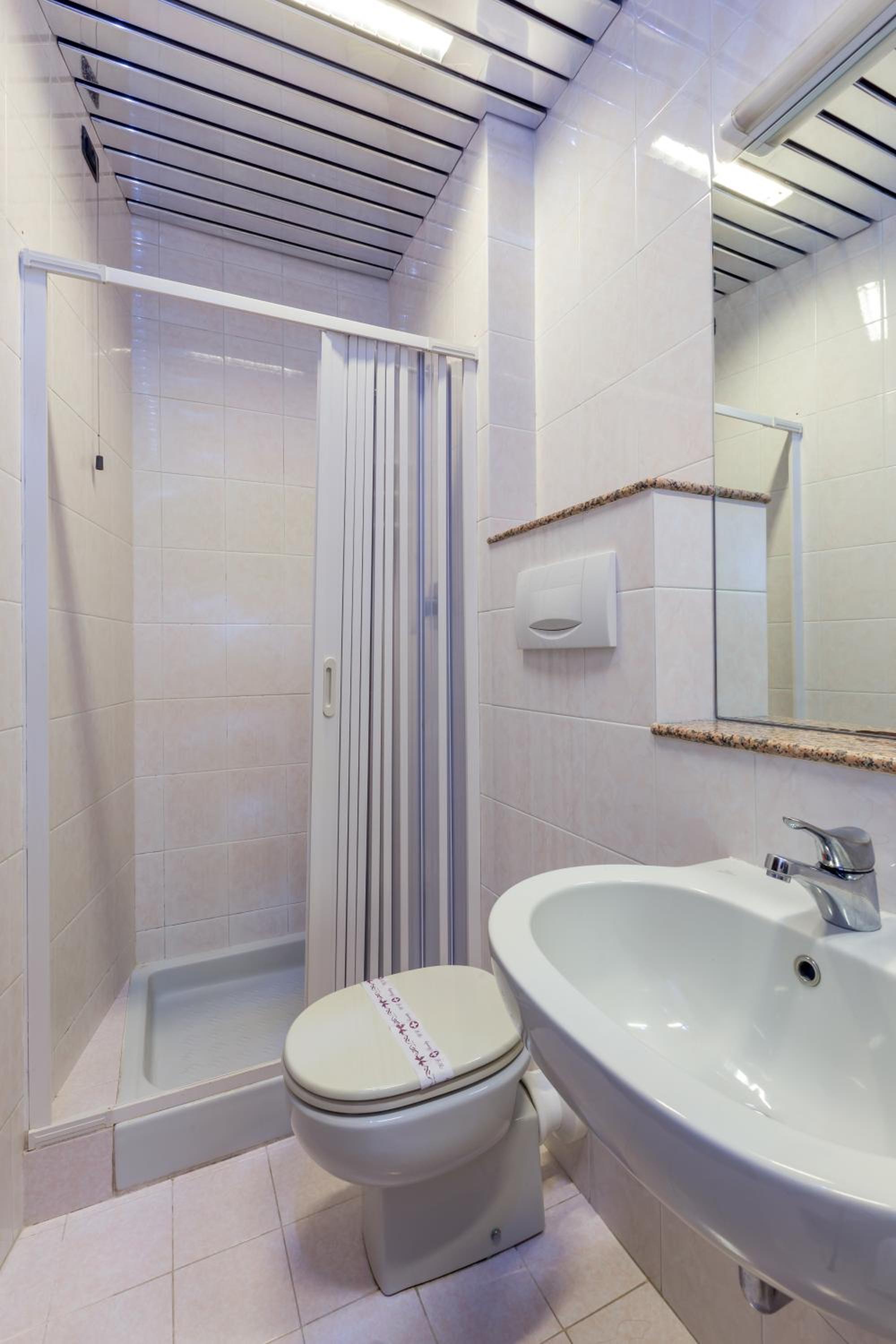 Double or Twin Room - Photo 12