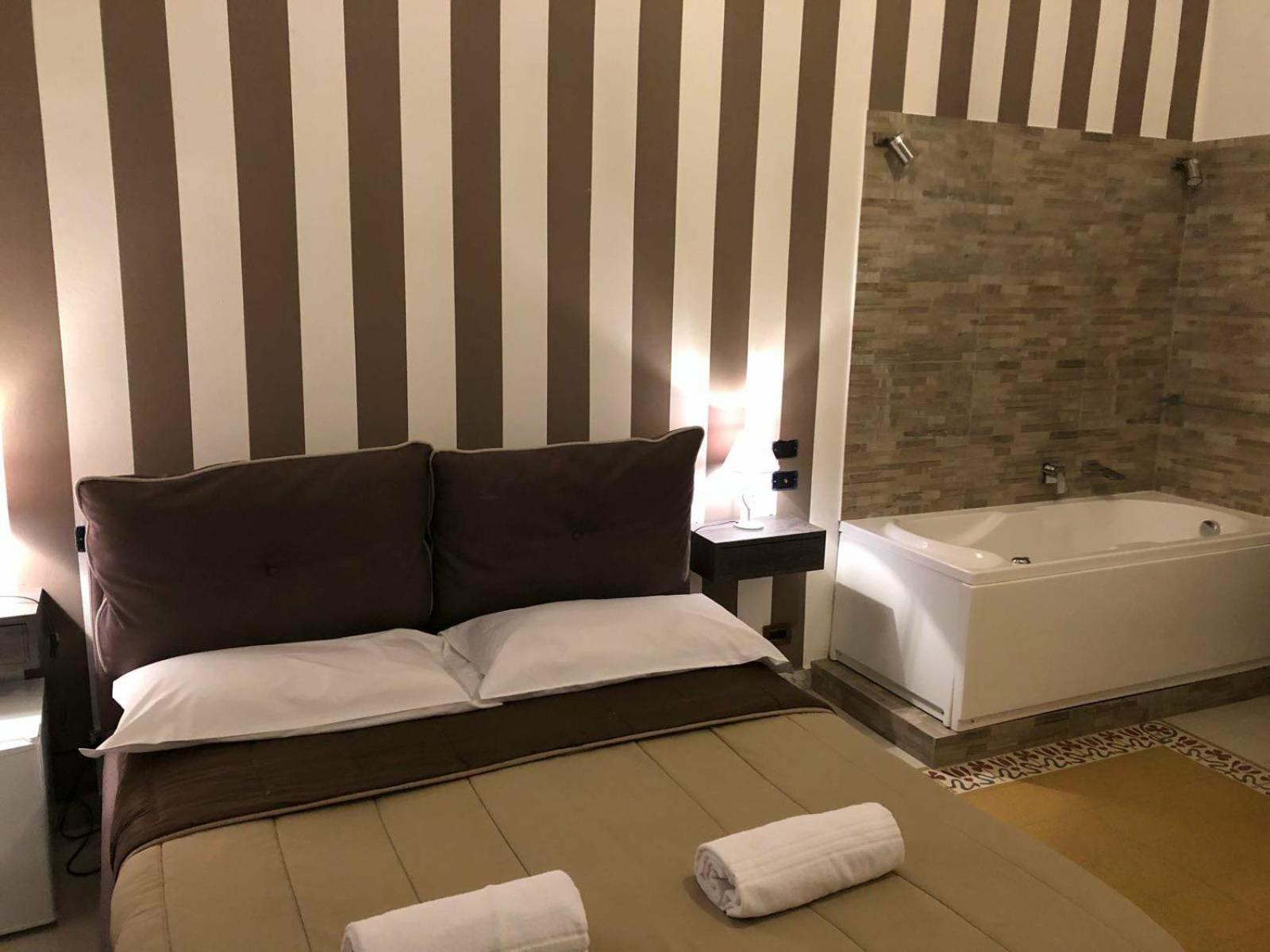 Deluxe Suite with Jacuzzi - Photo 20