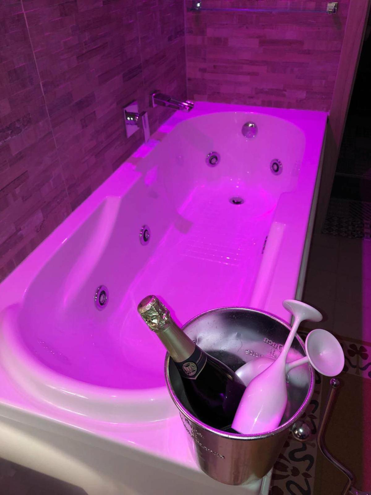 Deluxe Suite with Jacuzzi - Photo 18