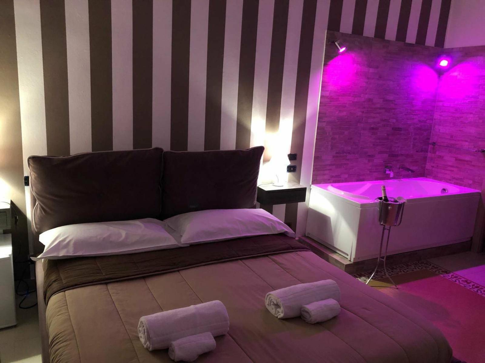 Deluxe Suite with Jacuzzi - Photo 16