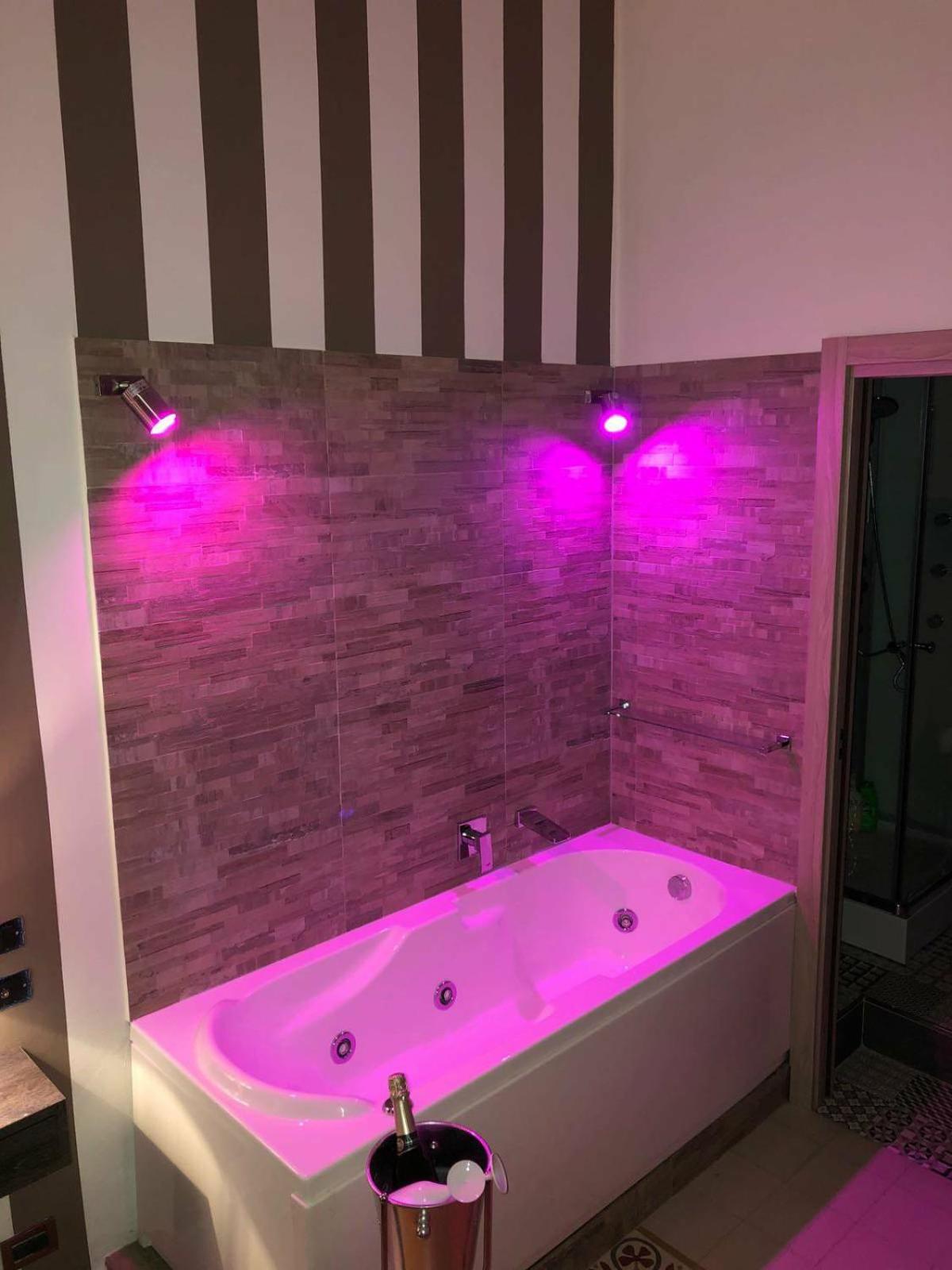 Deluxe Suite with Jacuzzi - Photo 17