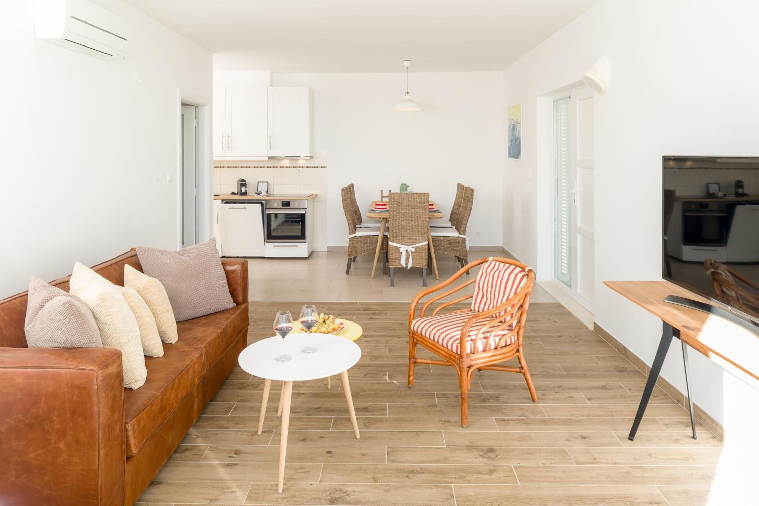 Apartment with Terrace - Photo 6