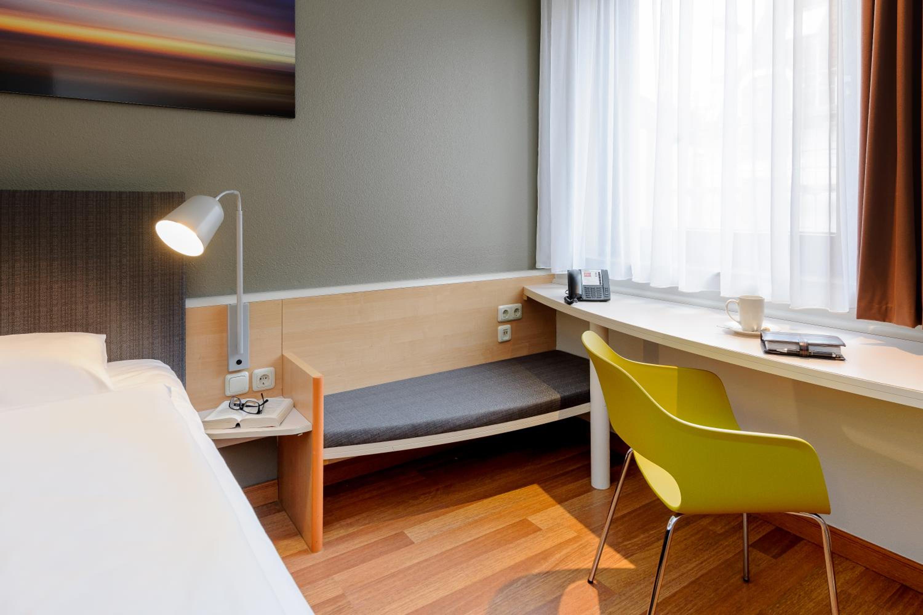 Standard Double Room thumbnail 5