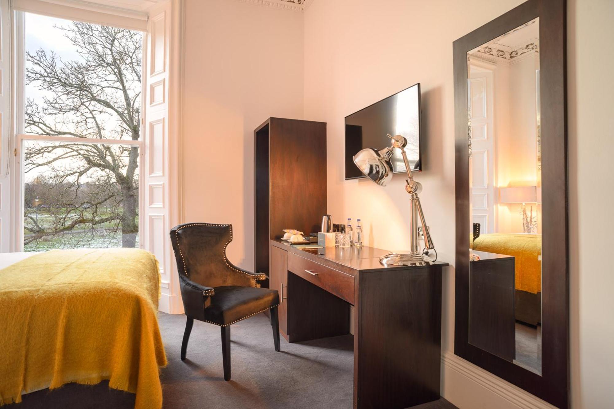 Double Room with Park View - Photo 3