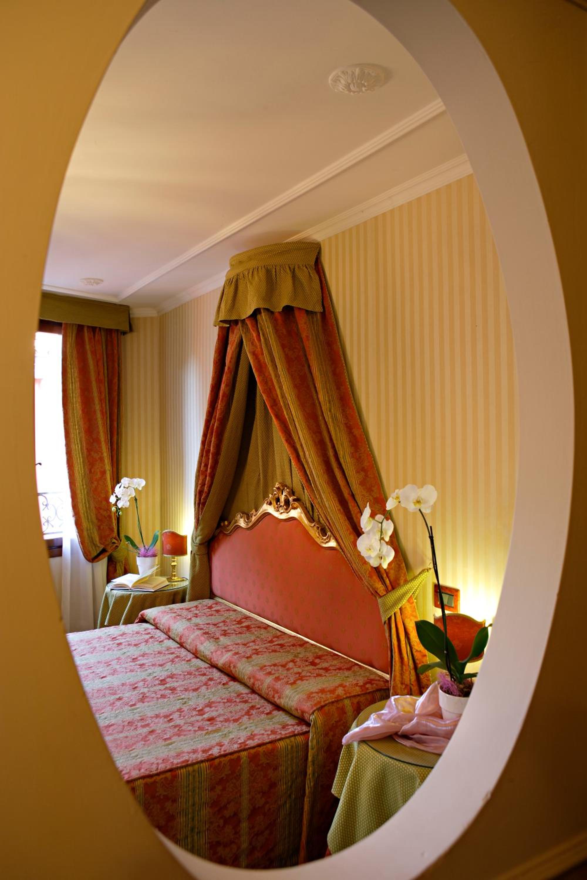 Superior Double or Twin Room thumbnail 6