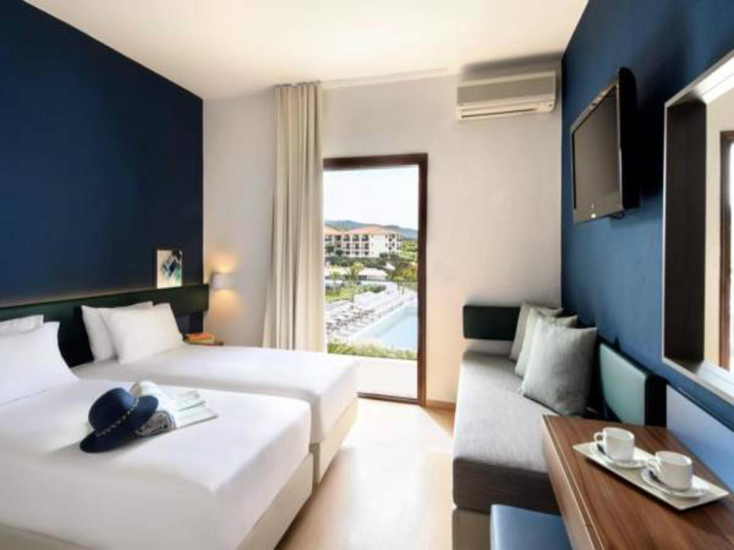 Double Room with Side Sea View photo 1