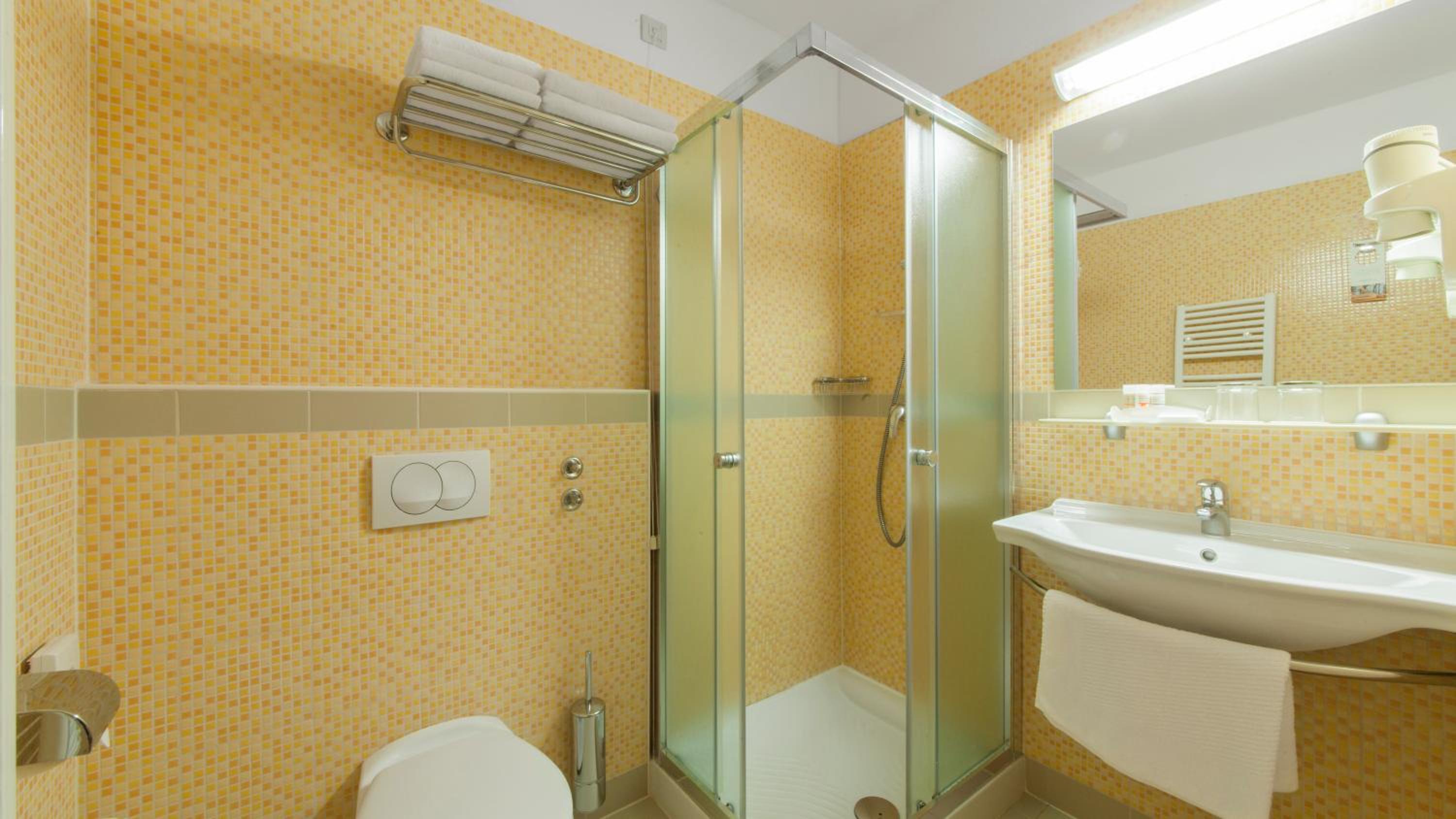 Classic Double Room with Balcony - Photo 3