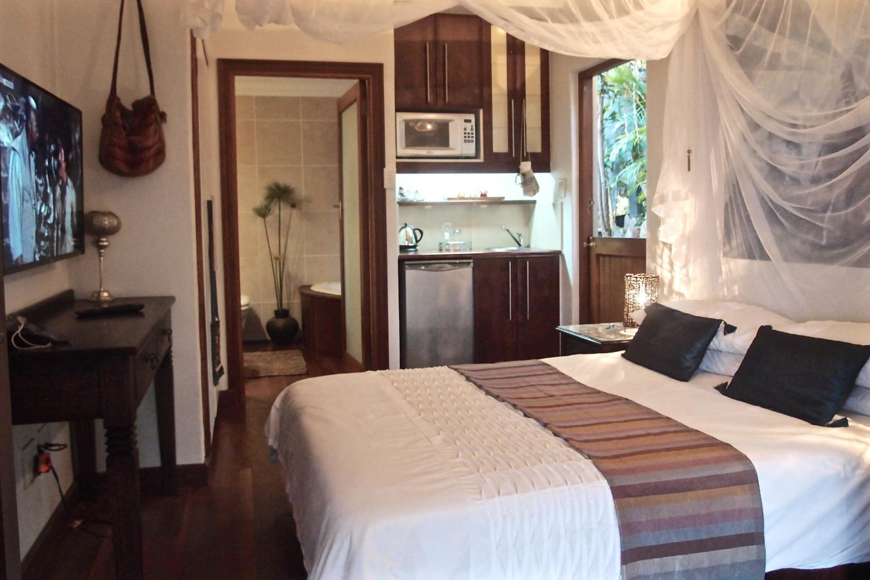Deluxe Suite with Spa Bath - Photo 3