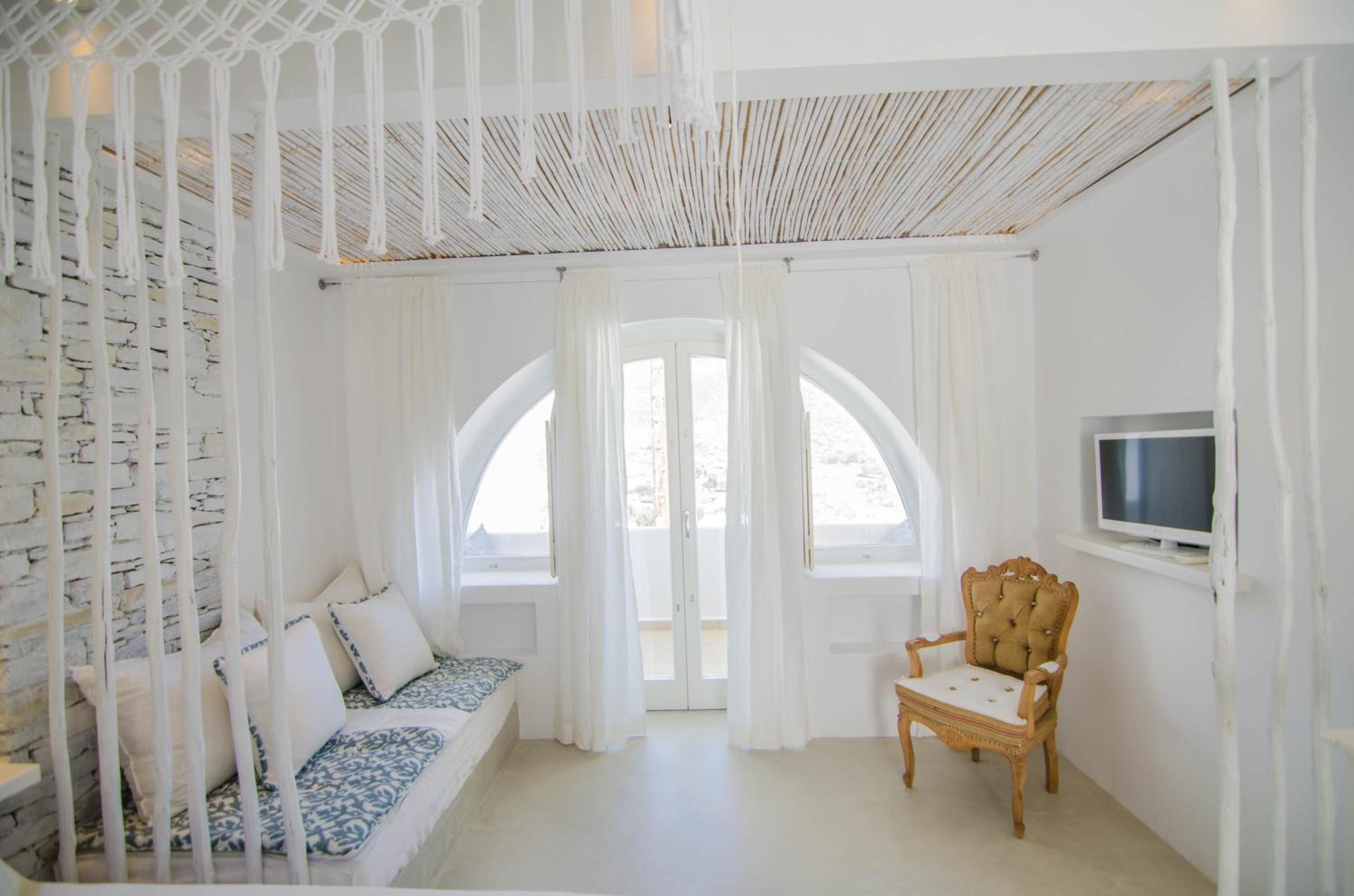 Deluxe Room with Sea View - Photo 3