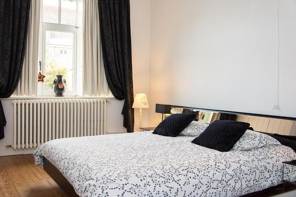Deluxe Double Room with Bath thumbnail 6
