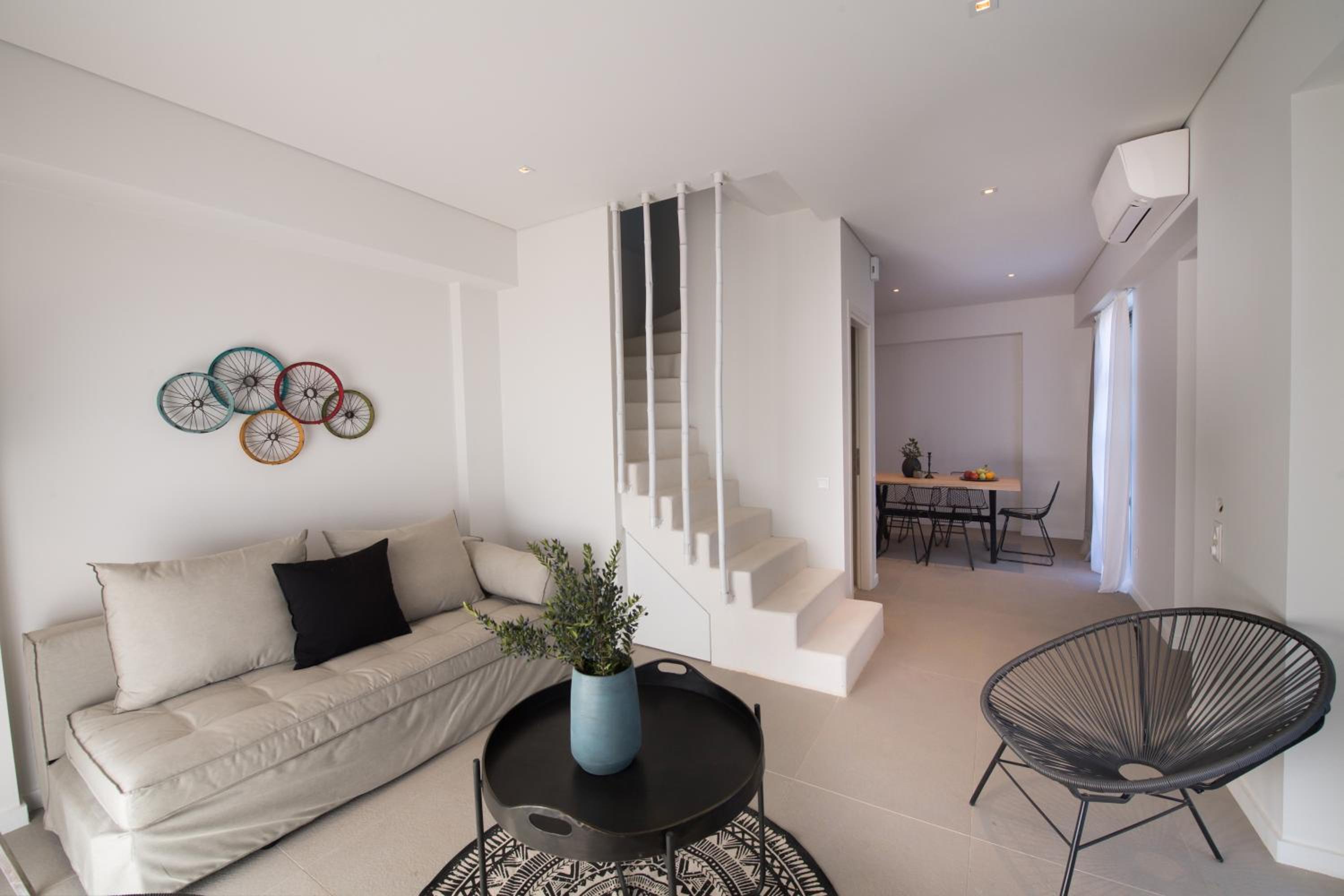 Suite with Pool View - Photo 13
