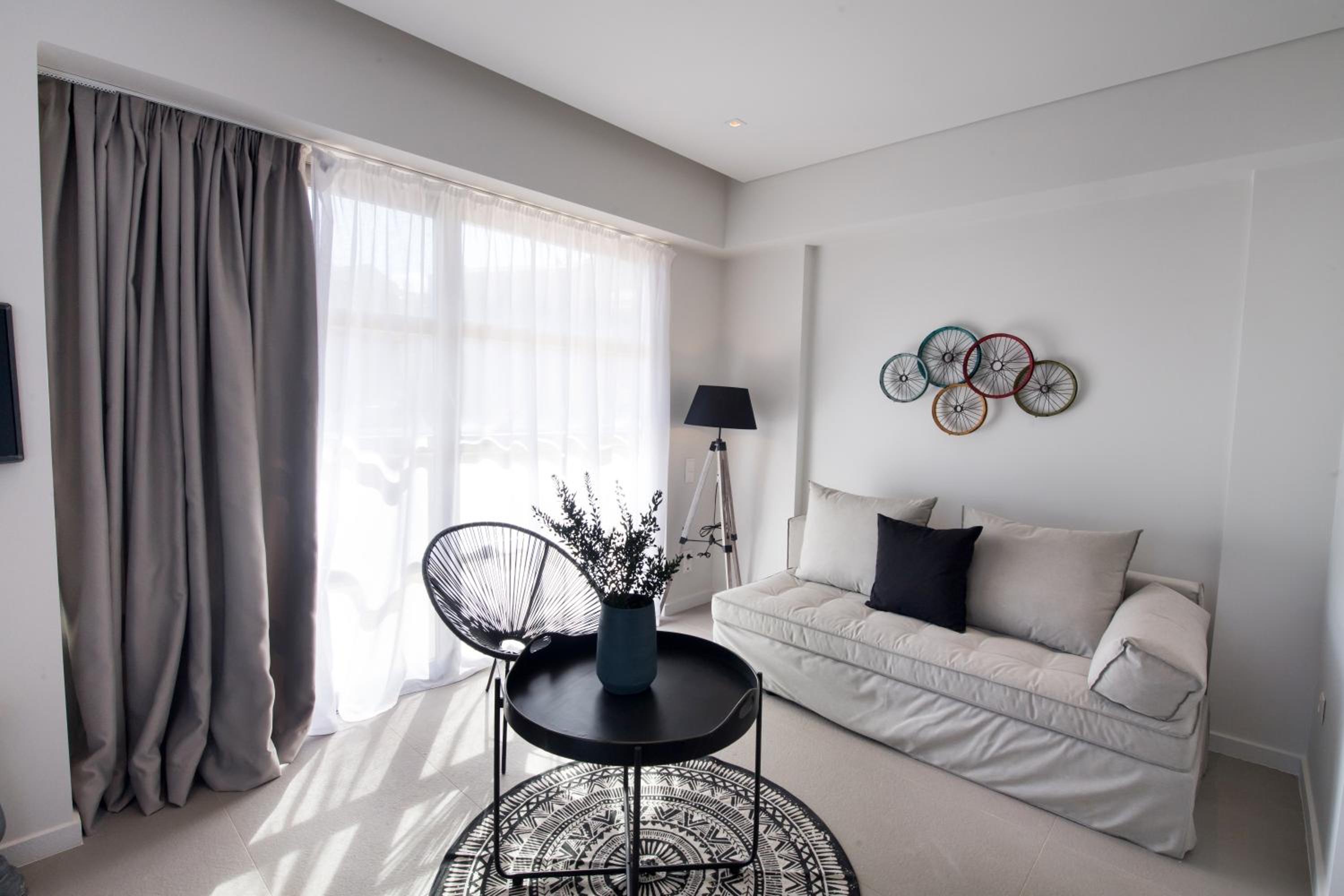 Suite with Pool View - Photo 4