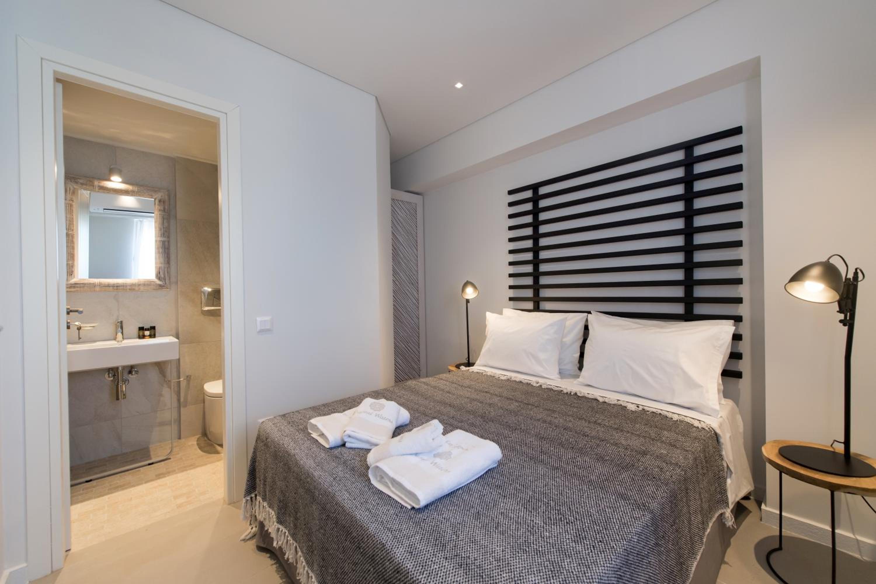 Suite with Pool View - Photo 8