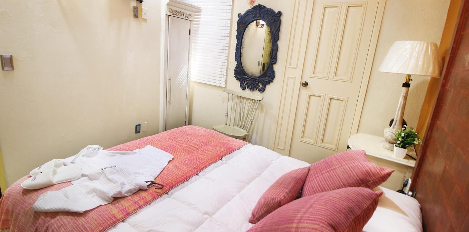 Queen Room photo 2