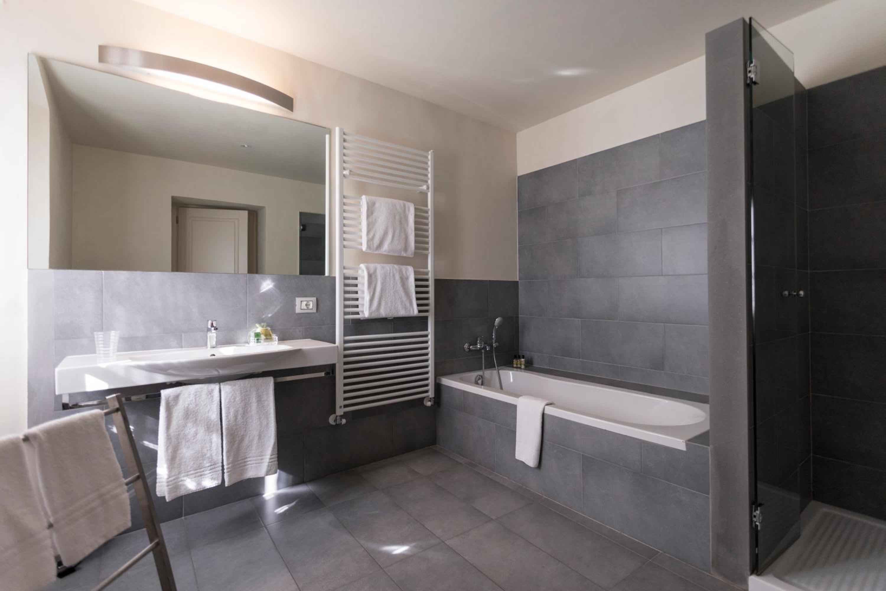 Deluxe Double Room - Photo 9