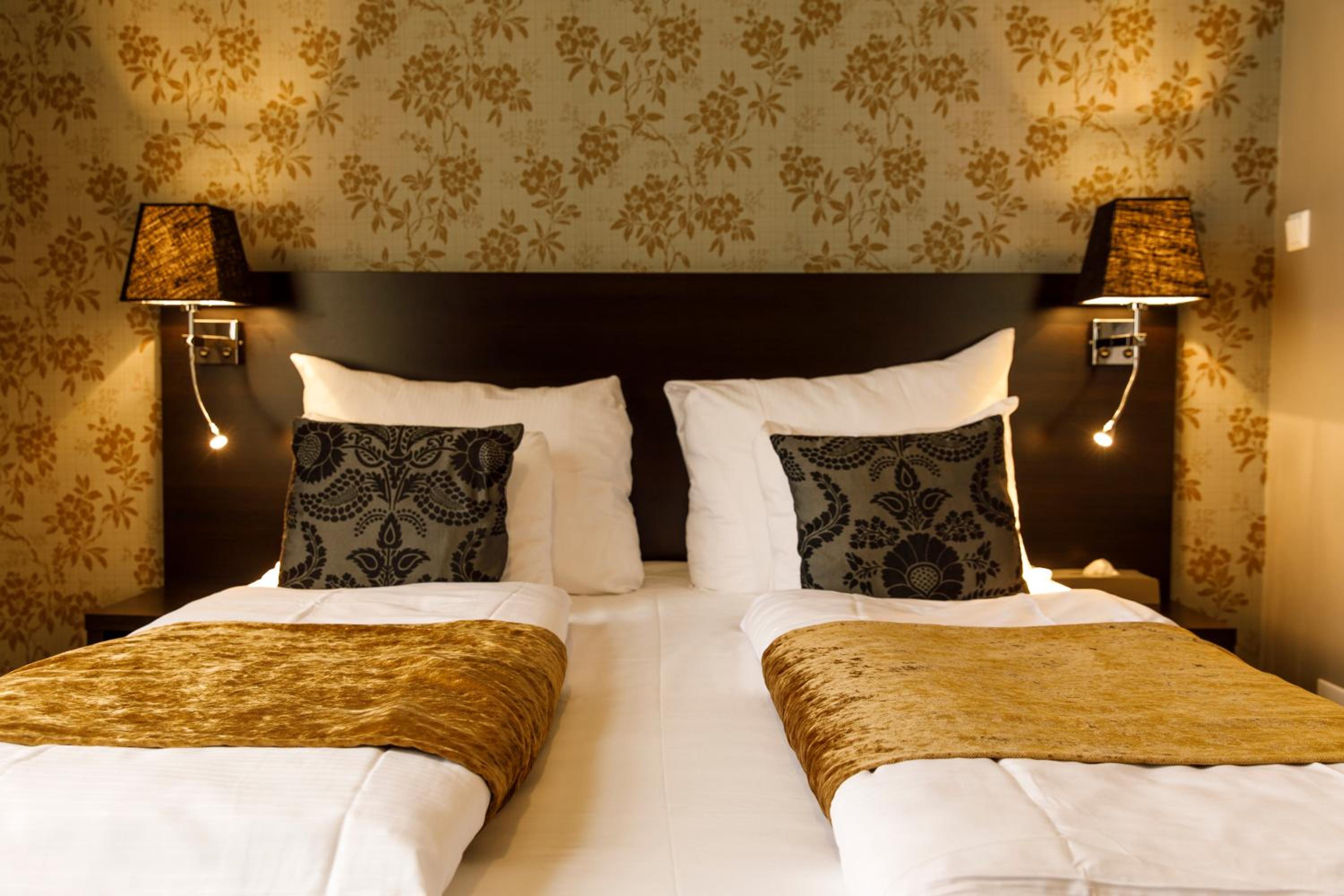 Standard King Room - Photo 11