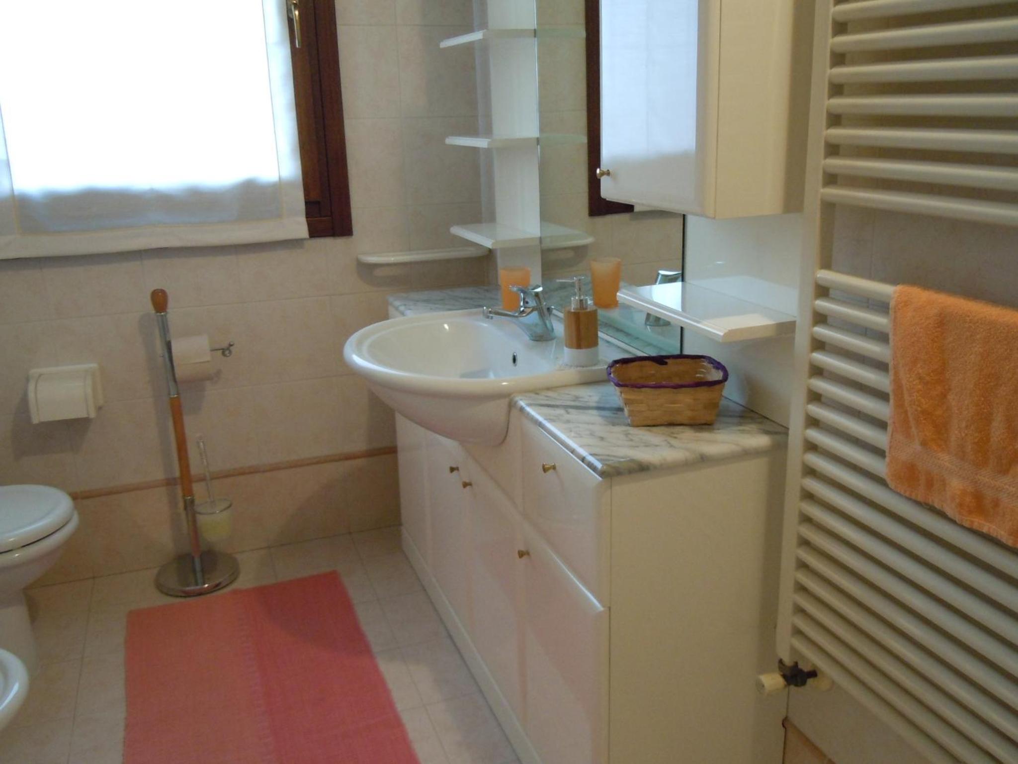 Twin Room with Private External Bathroom - Photo 7