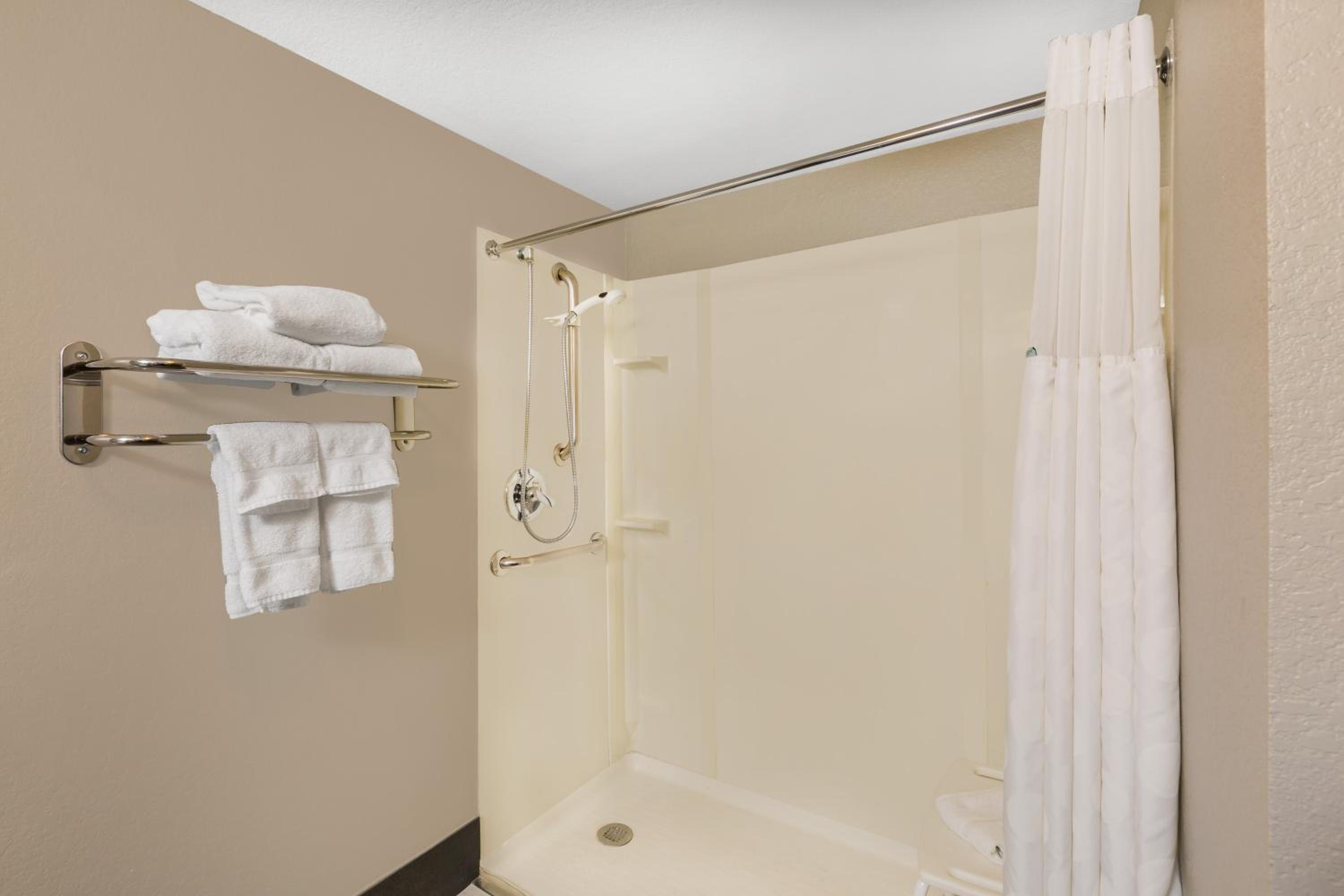 King Room with Tub - Disability Access/Non Smoking - Photo 1