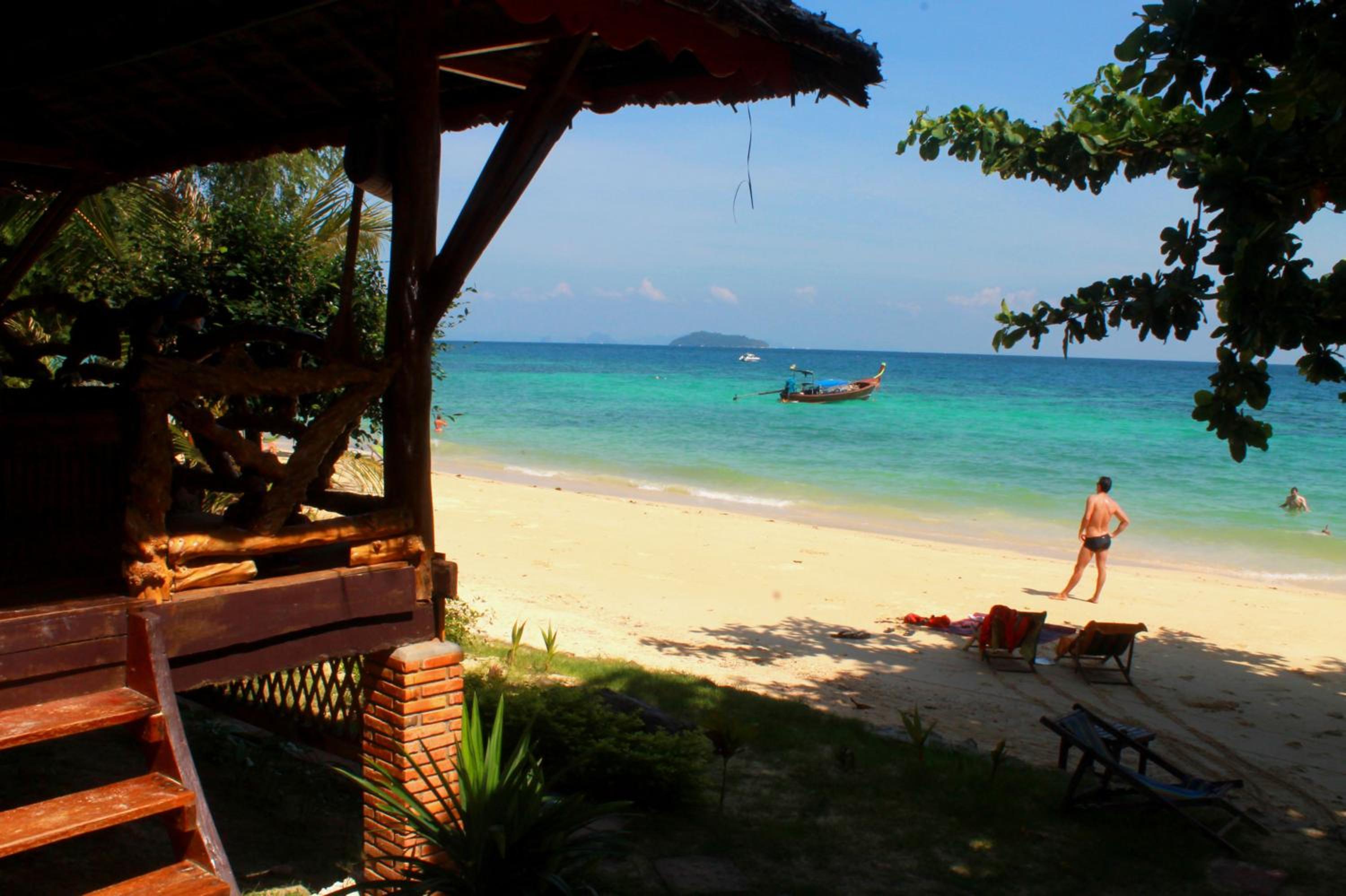 Beach Front Bungalow - Fan Room - Photo 15