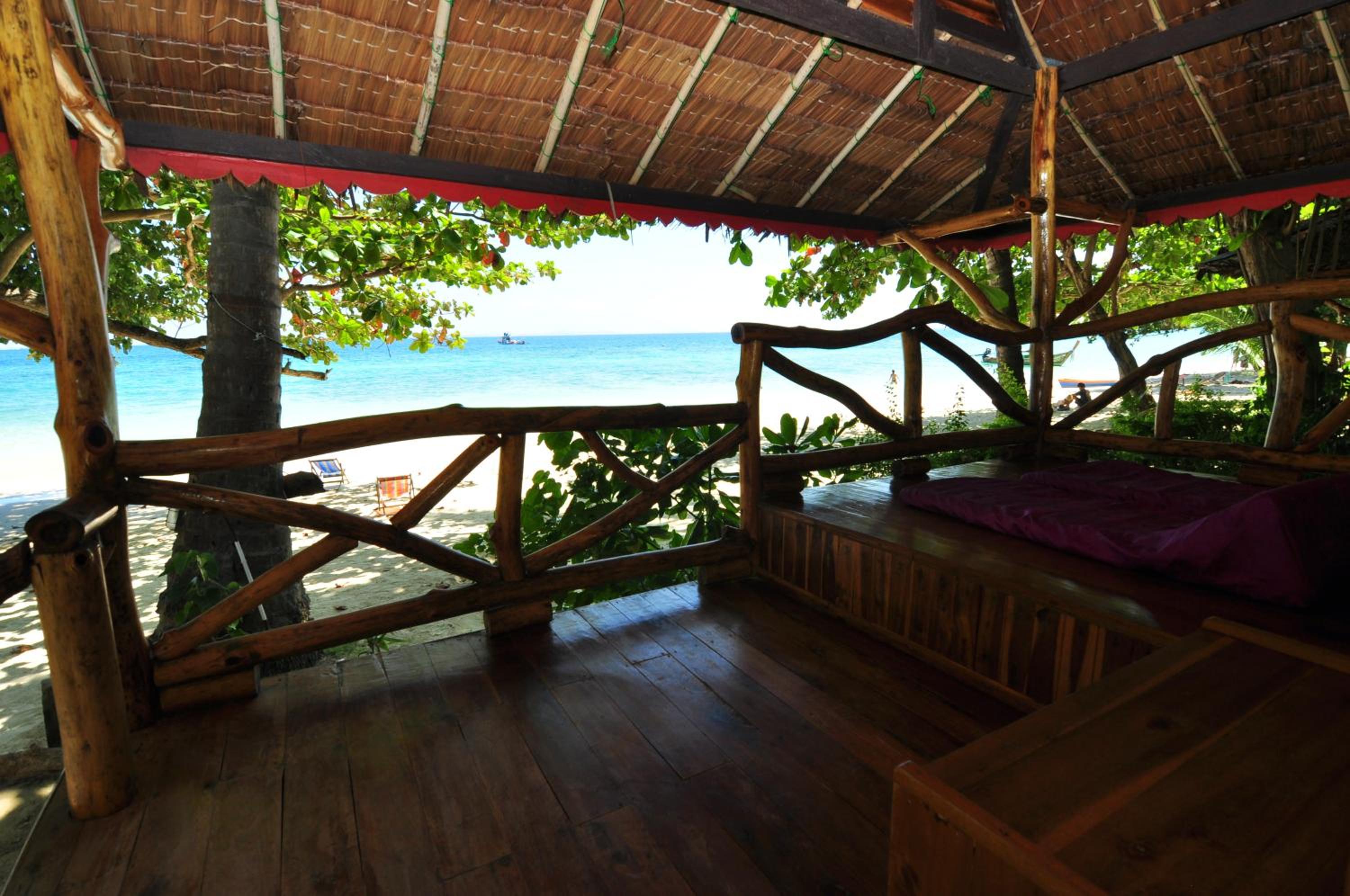 Beach Front Bungalow - Fan Room - Photo 5