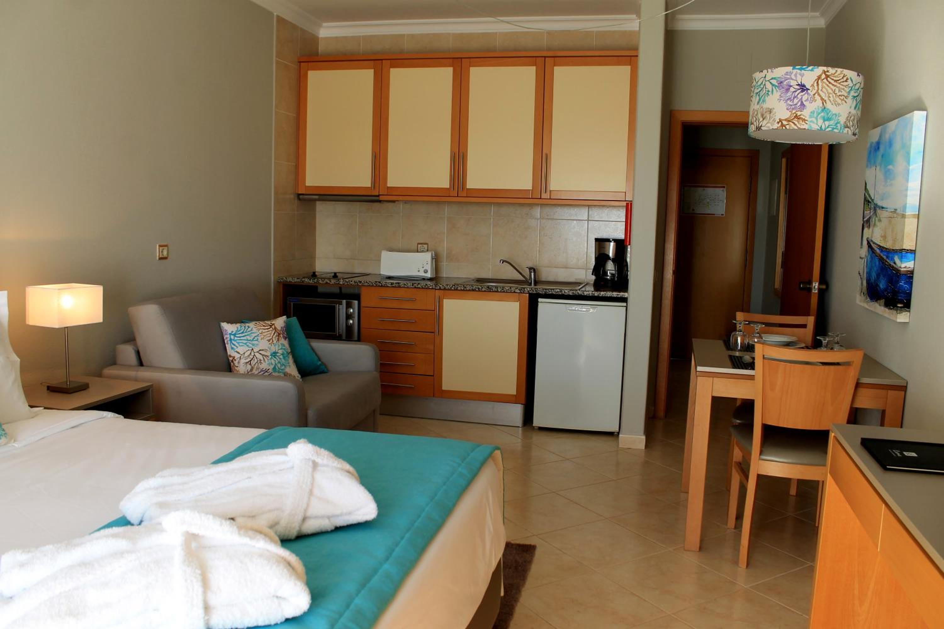 Studio With Pool View (2 Adults + 1 Children Up 12 Years Old) - Photo 3