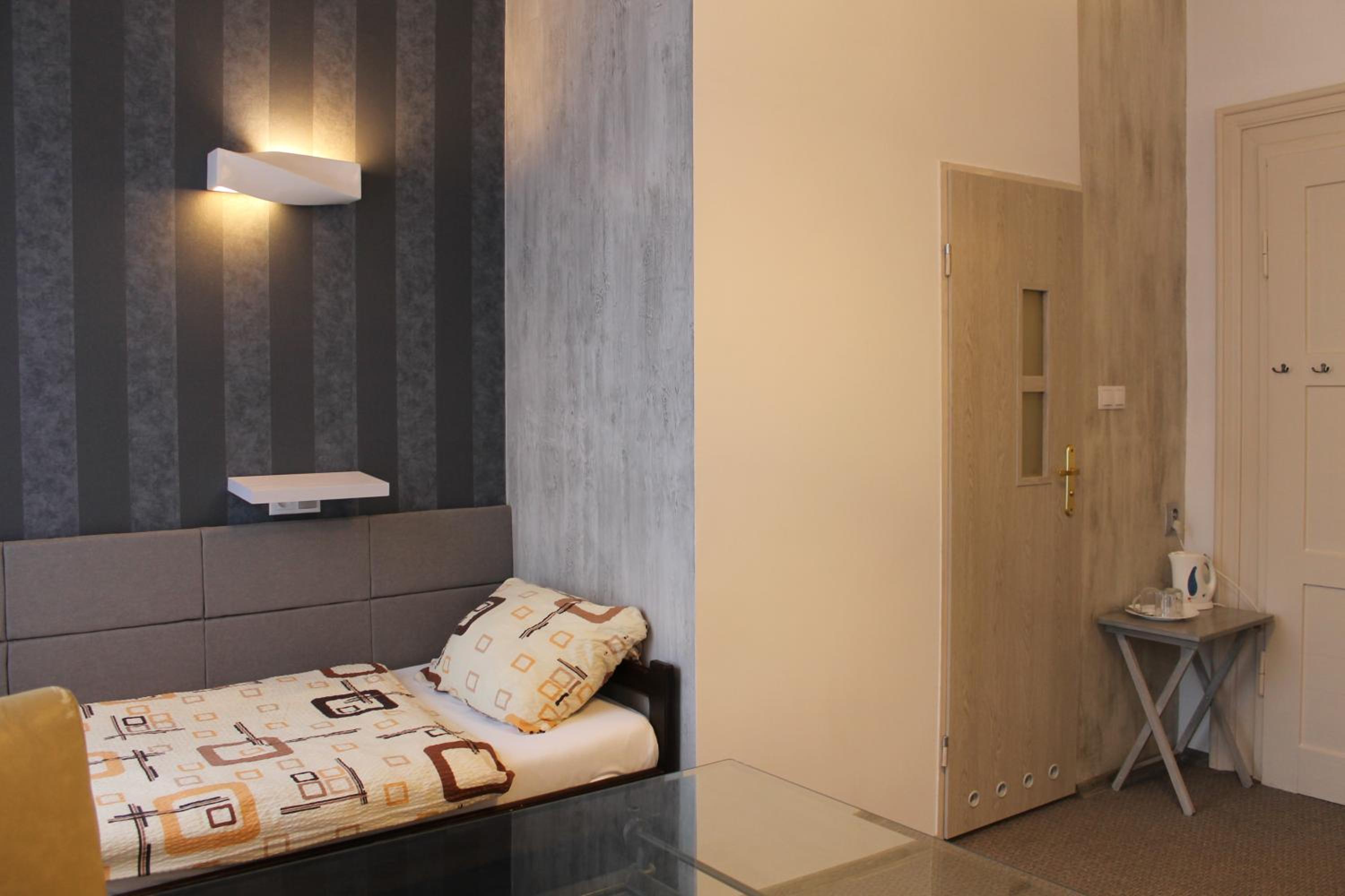 Triple Room with Bathroom - Photo 8