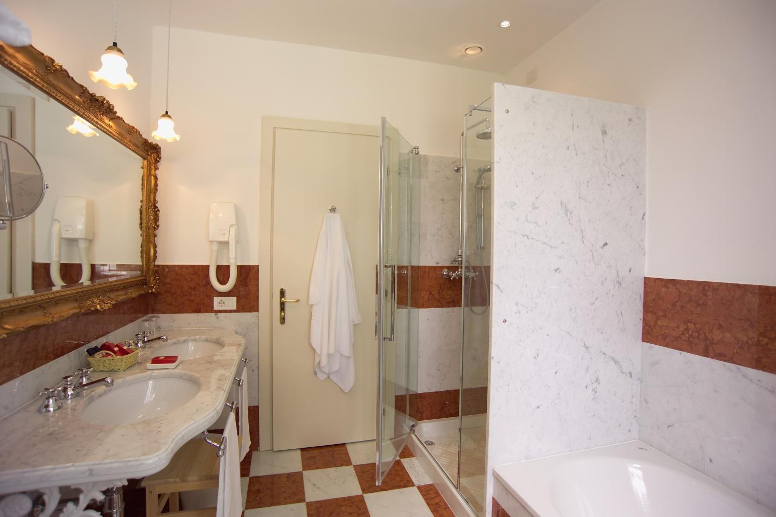 Deluxe Double Room - Photo 8