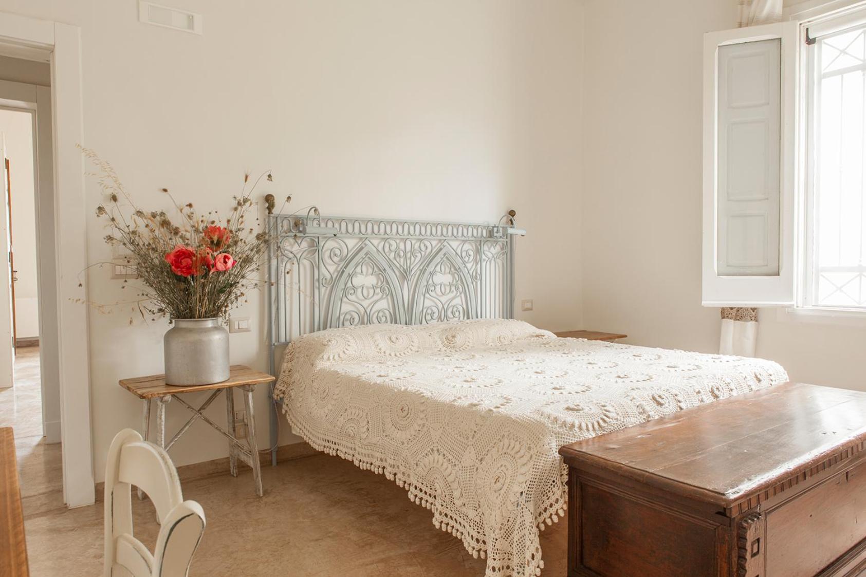 Queen Room - Disability Access - Photo 5