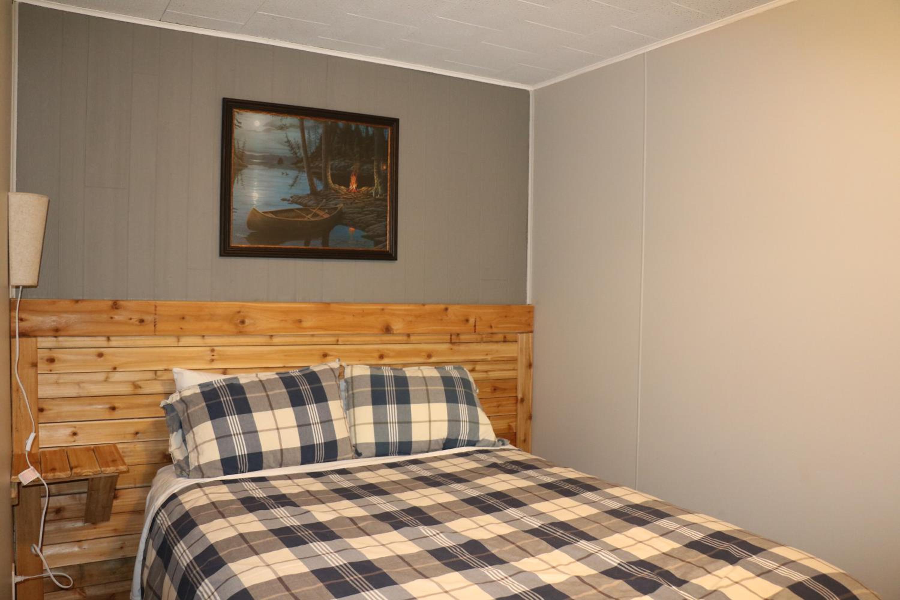 Queen Room with Lake View - Photo 1