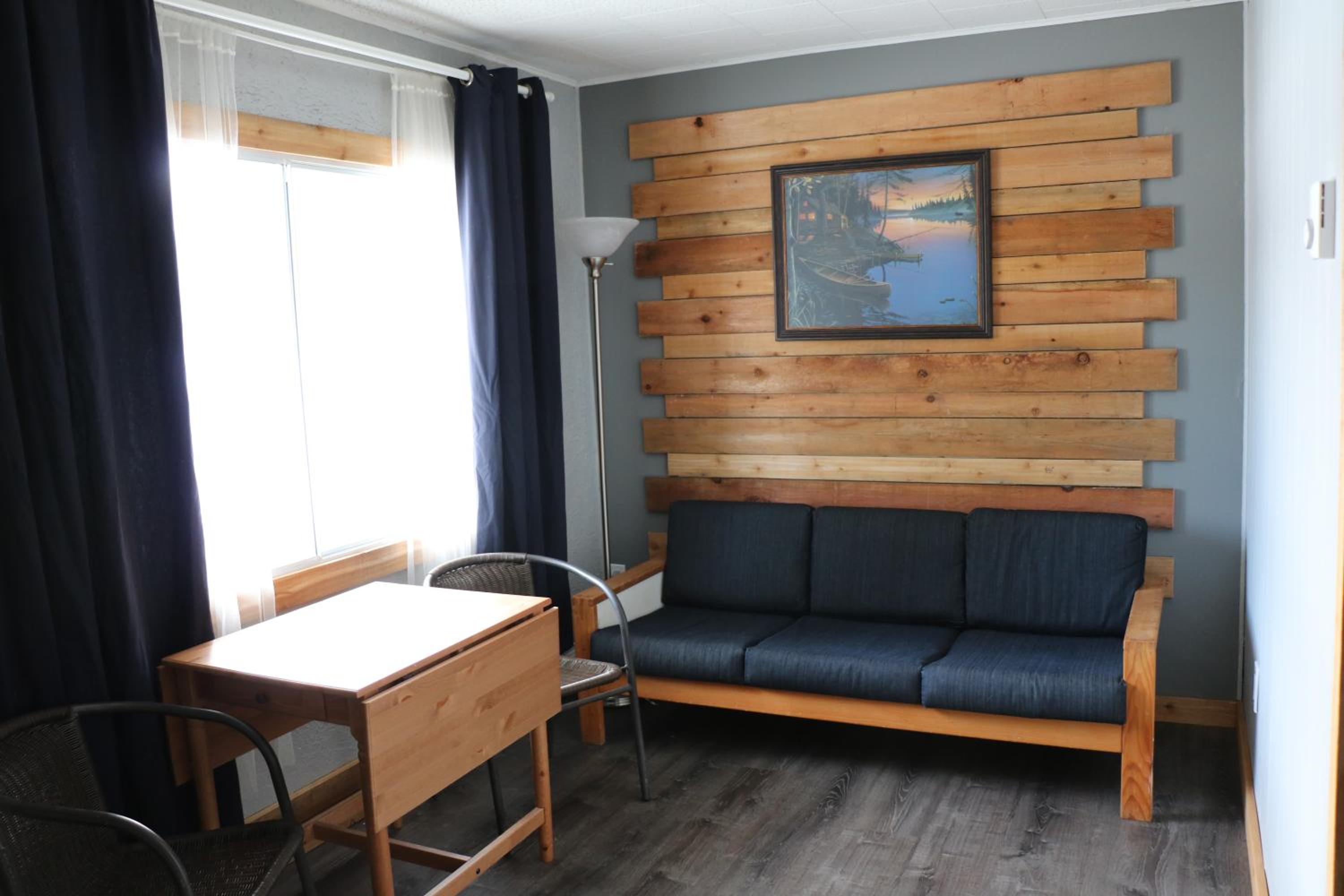 Queen Room with Lake View - Photo 3