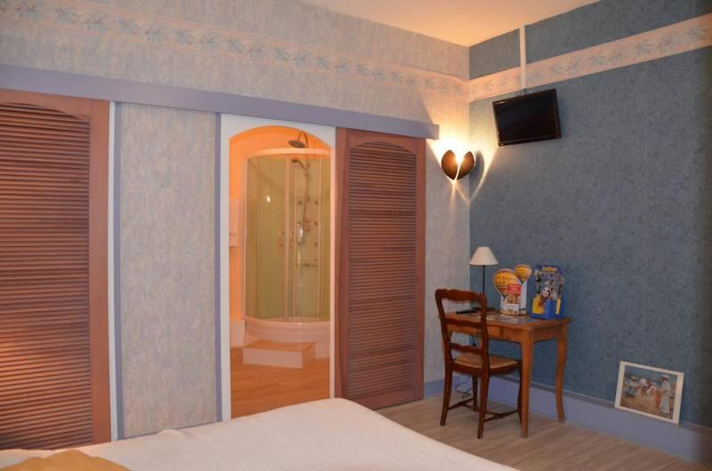 Family Room with Private Bathroom photo 3