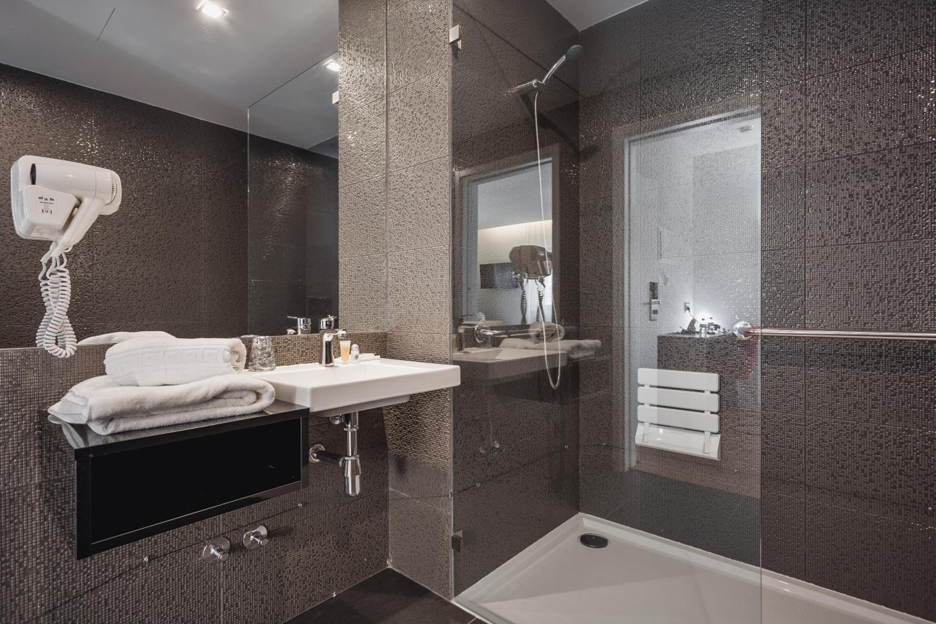 Triple Room thumbnail 6