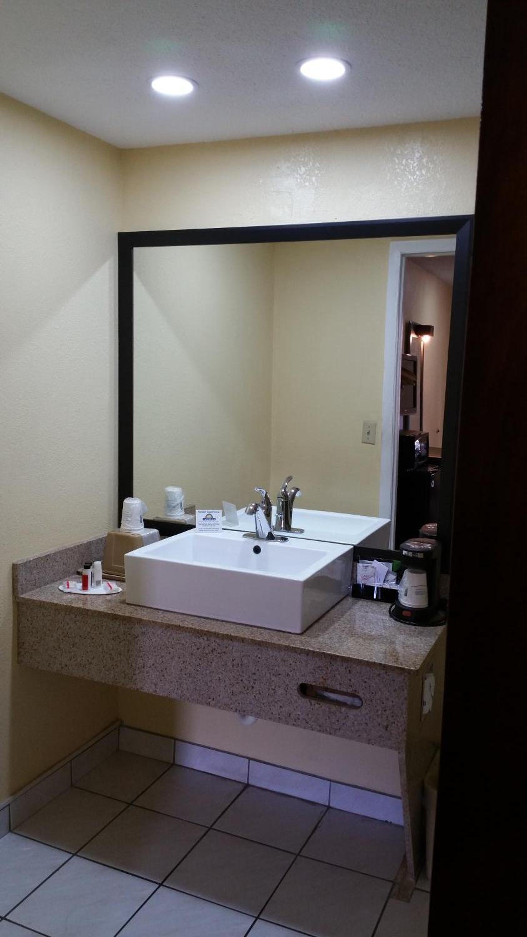 King Room - Non-Smoking - Photo 8