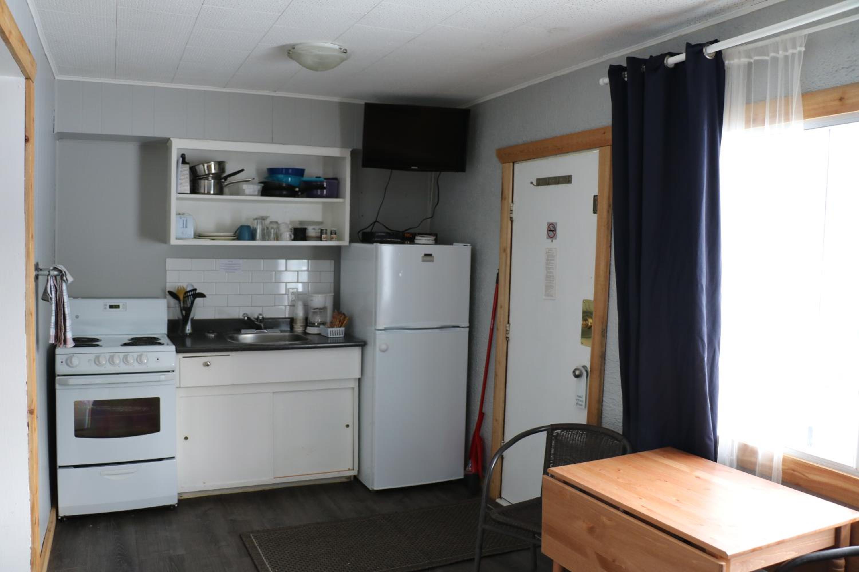 Queen Room with Lake View - Photo 2
