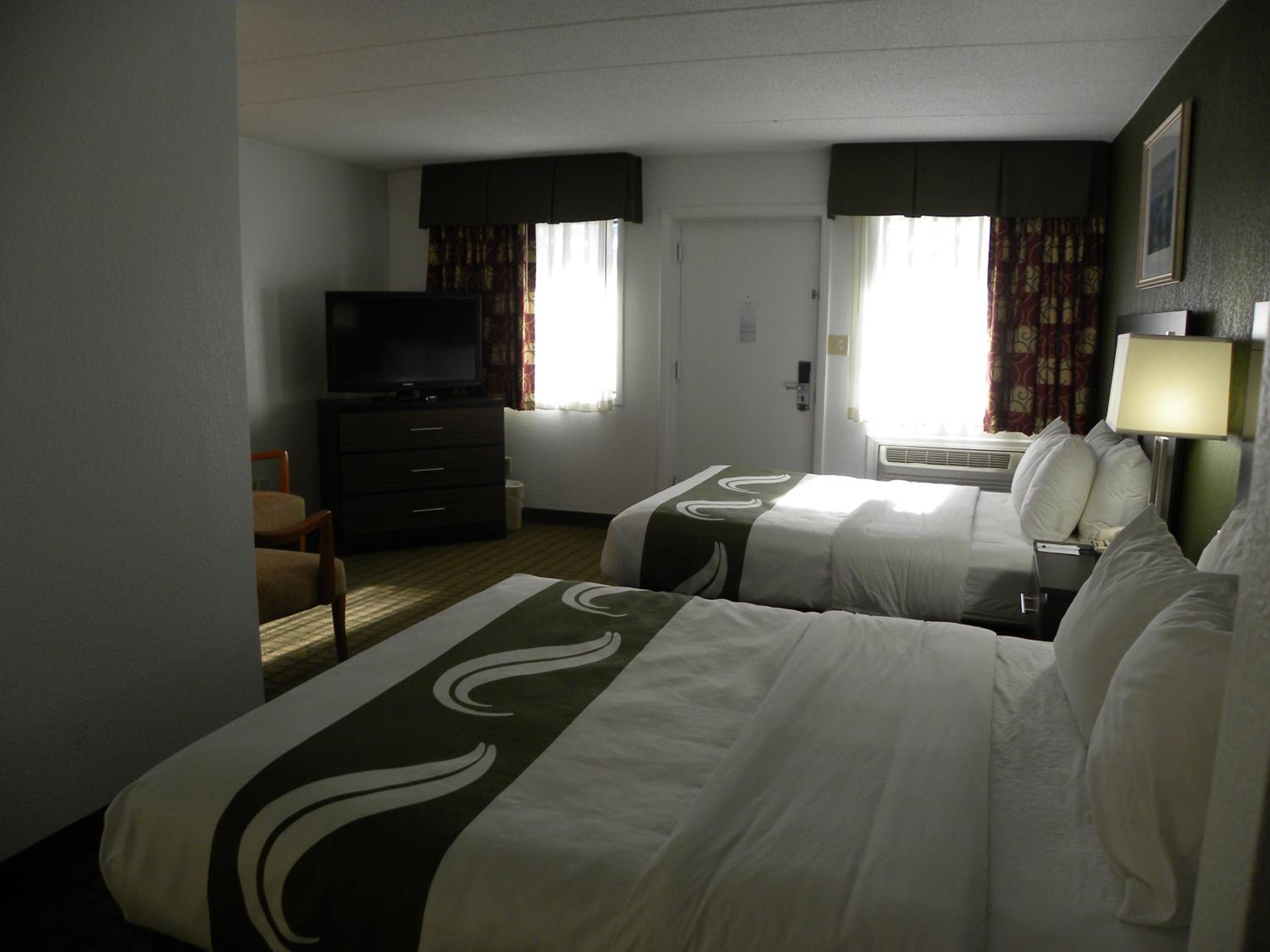 Queen Room Two Queen Beds - Non Smoking - Photo 5