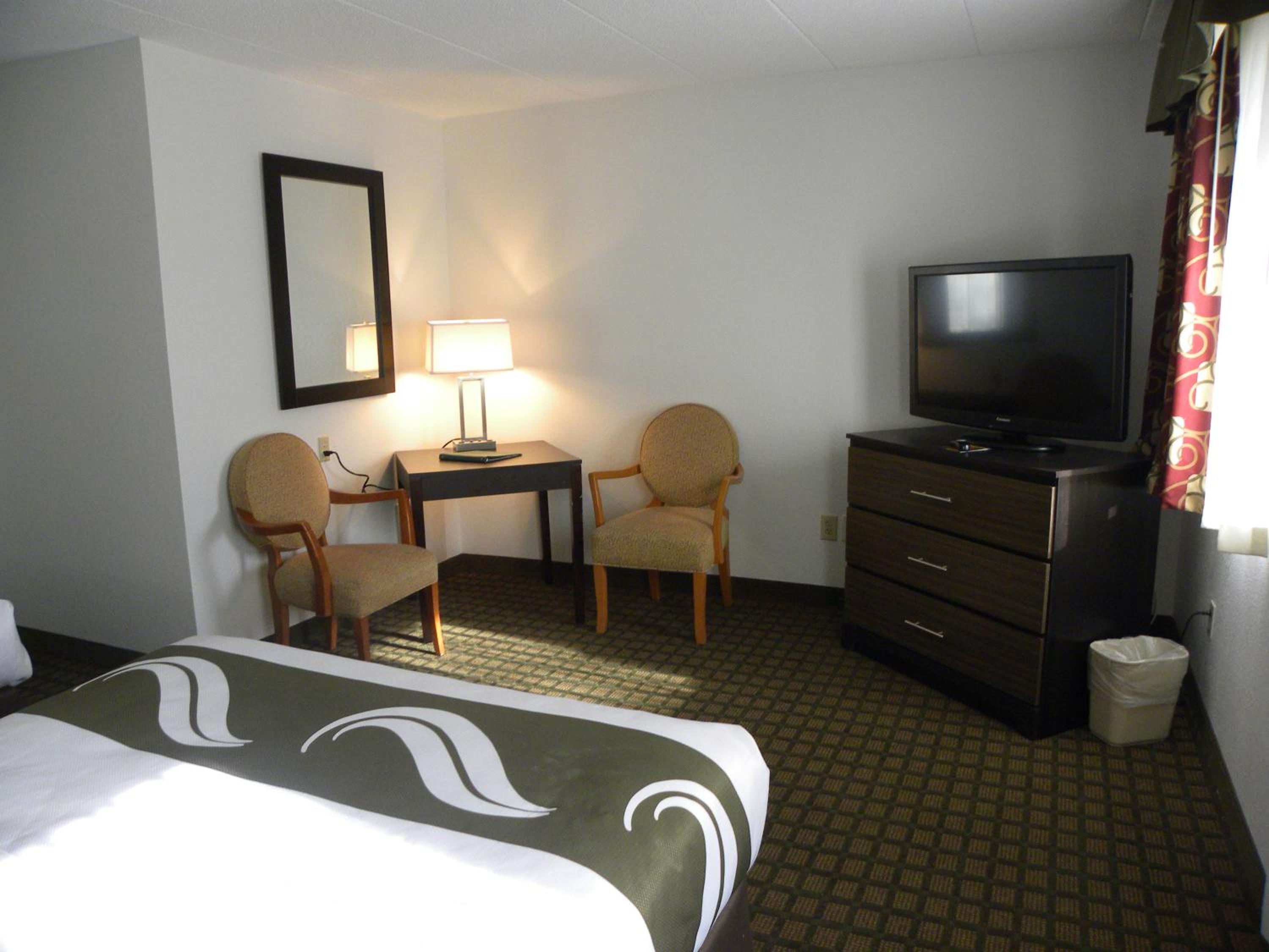 Queen Room with Two Queen Beds - Non-Smoking - Photo 2
