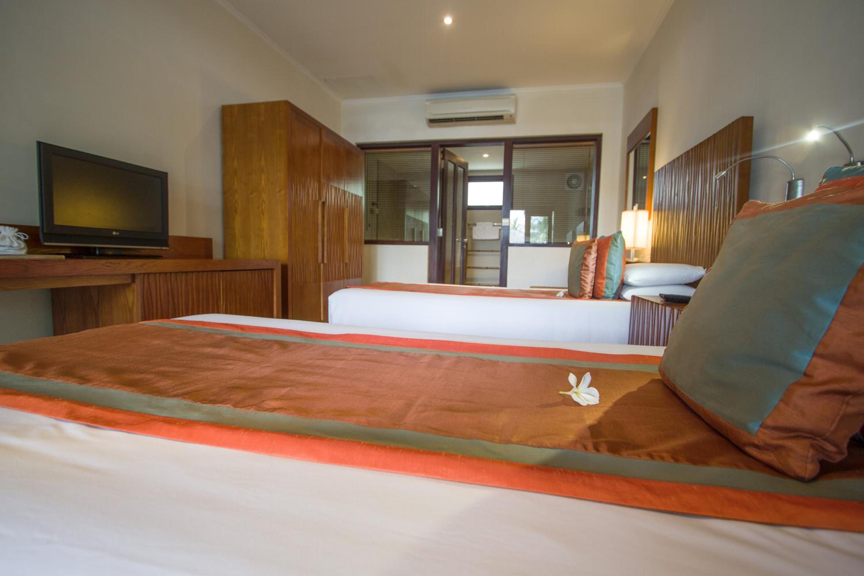 Bungalow with Terrace and Pool view - Photo 2