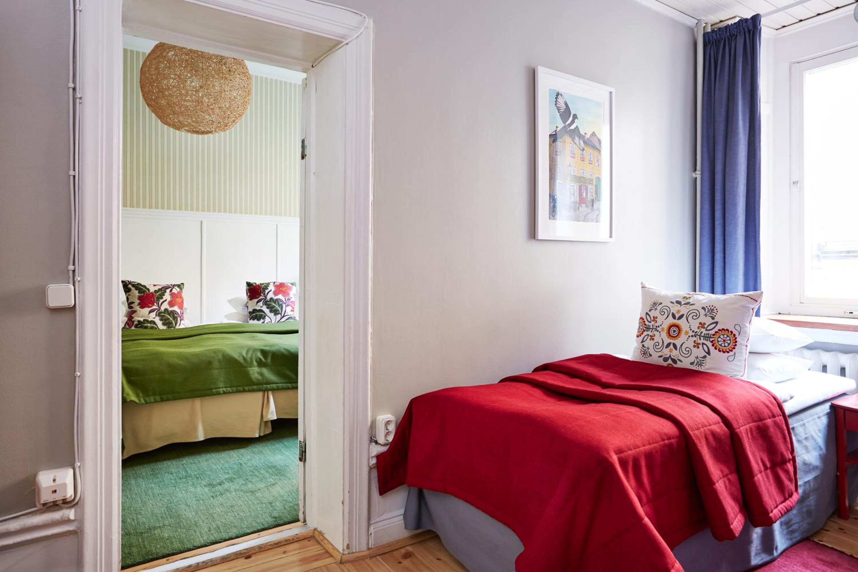 Quadruple Room with Private Bathroom - Photo 3