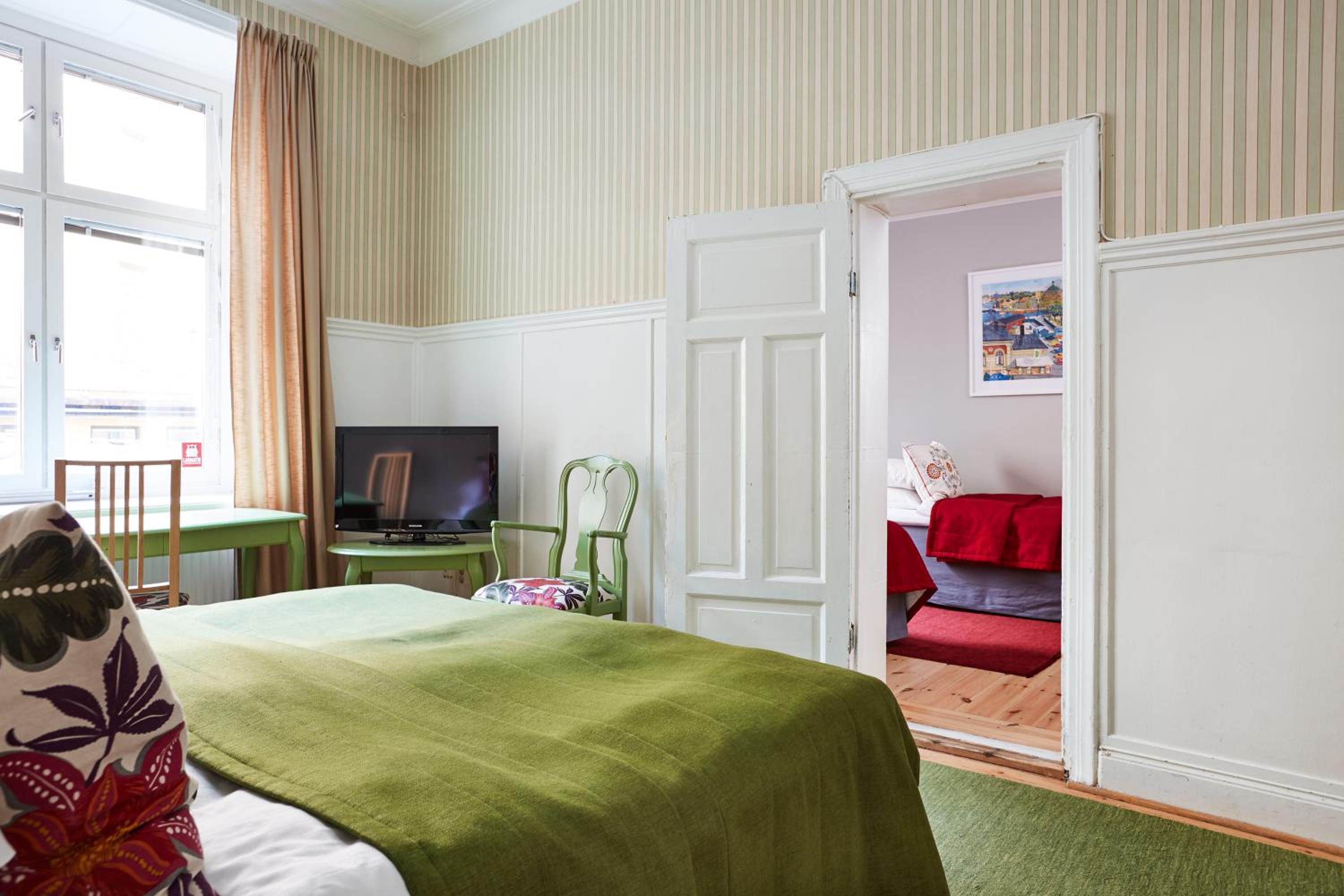 Quadruple Room with Private Bathroom - Photo 5