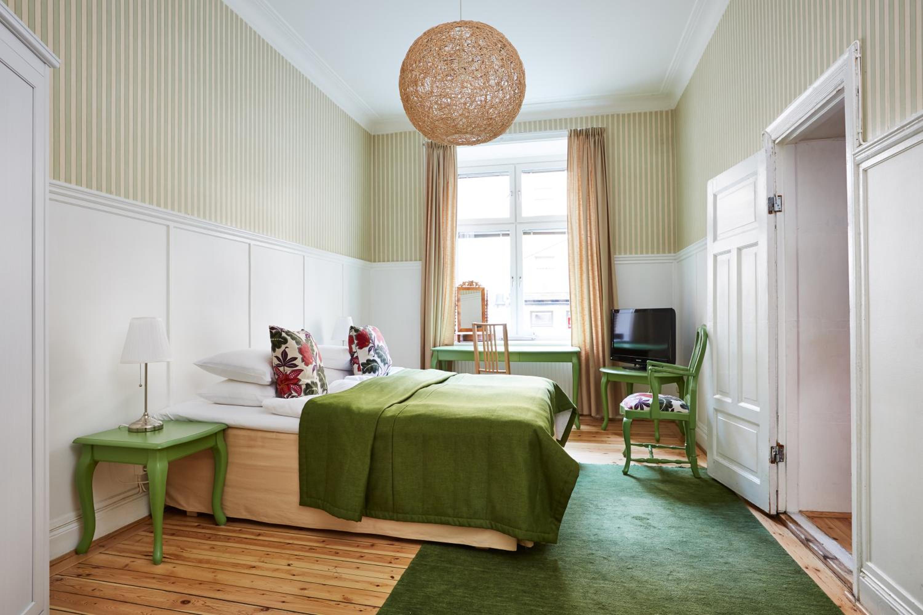 Quadruple Room with Private Bathroom - Photo 4