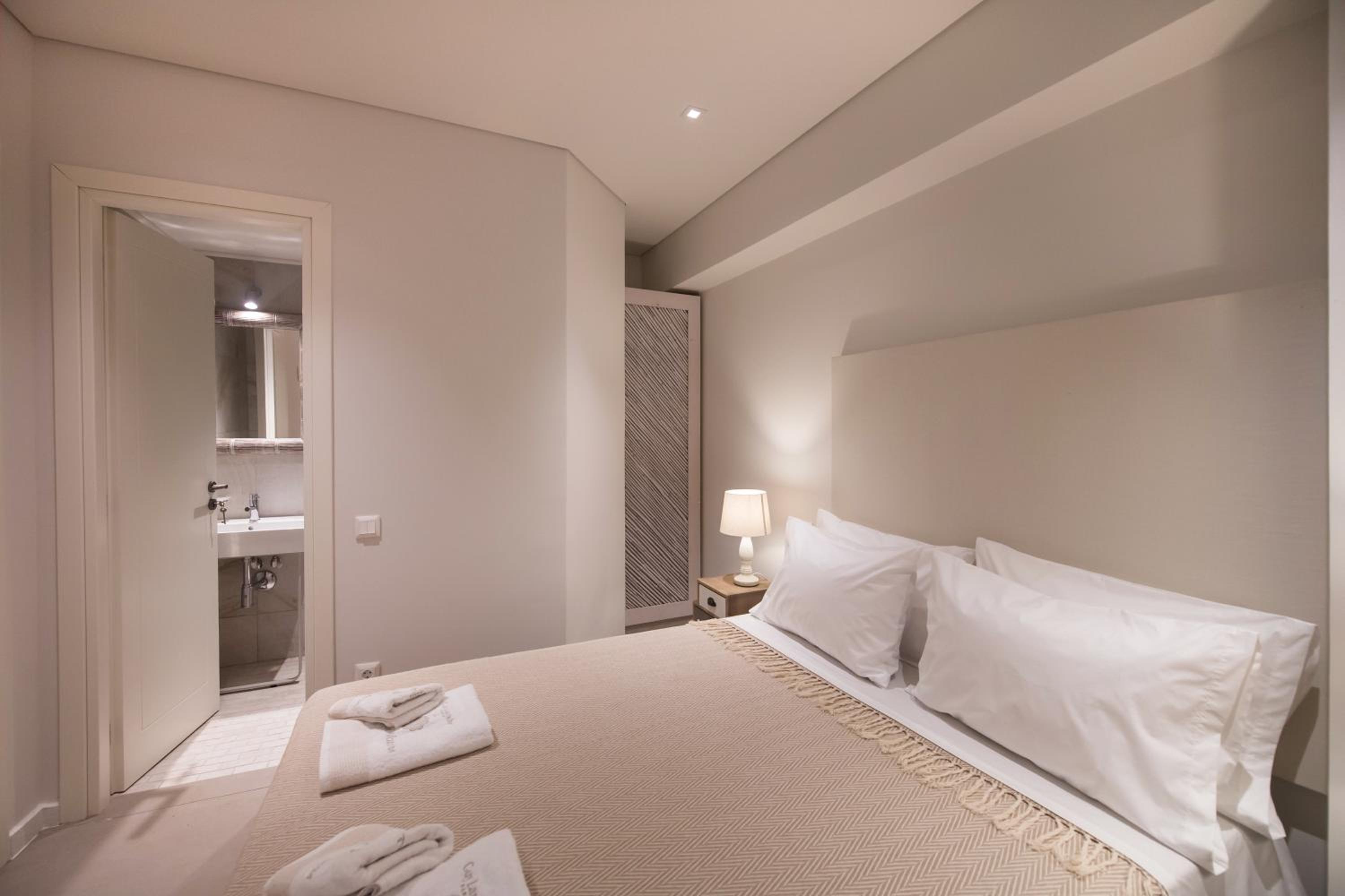 Suite with Pool View - Photo 3