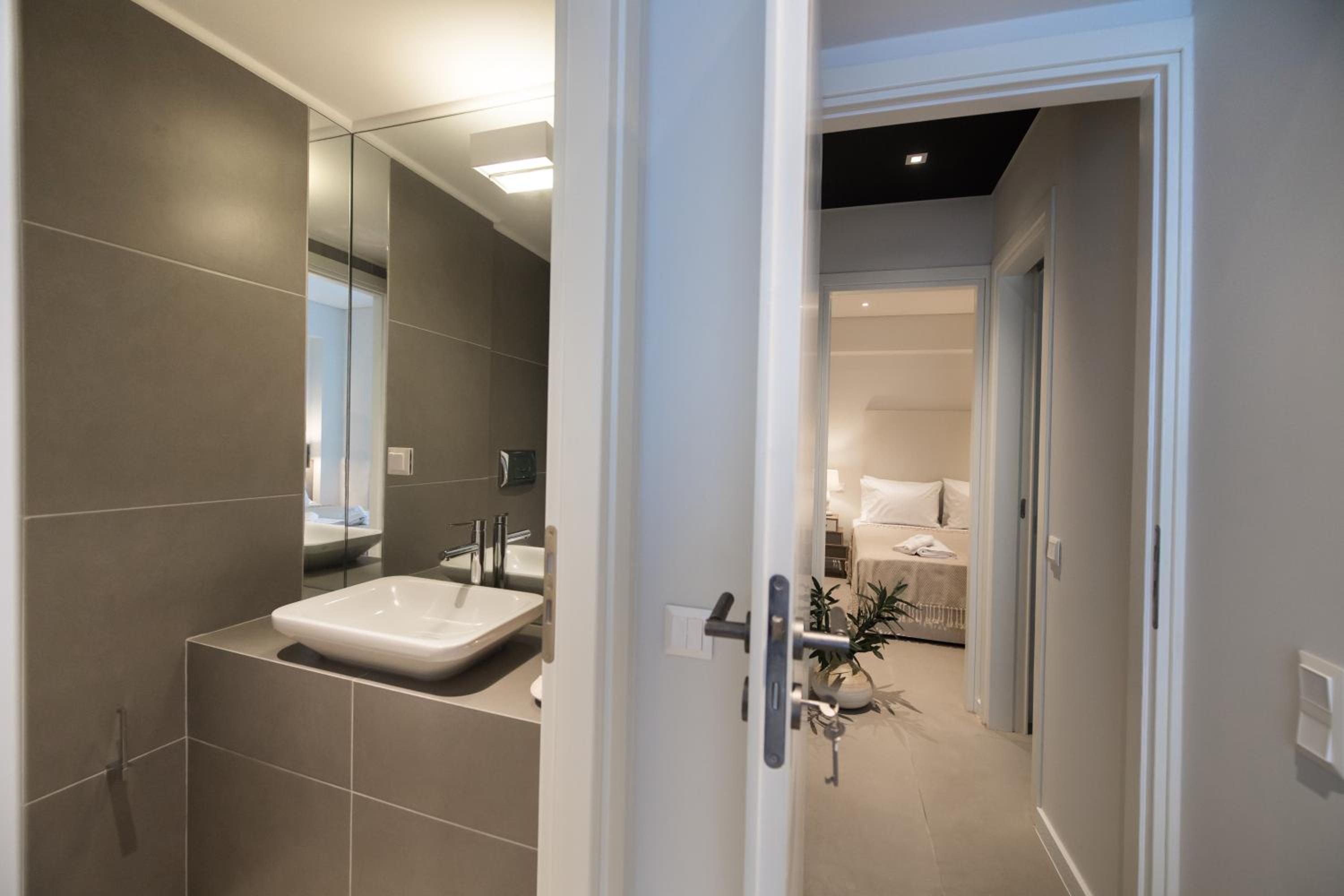 Suite with Pool View - Photo 12
