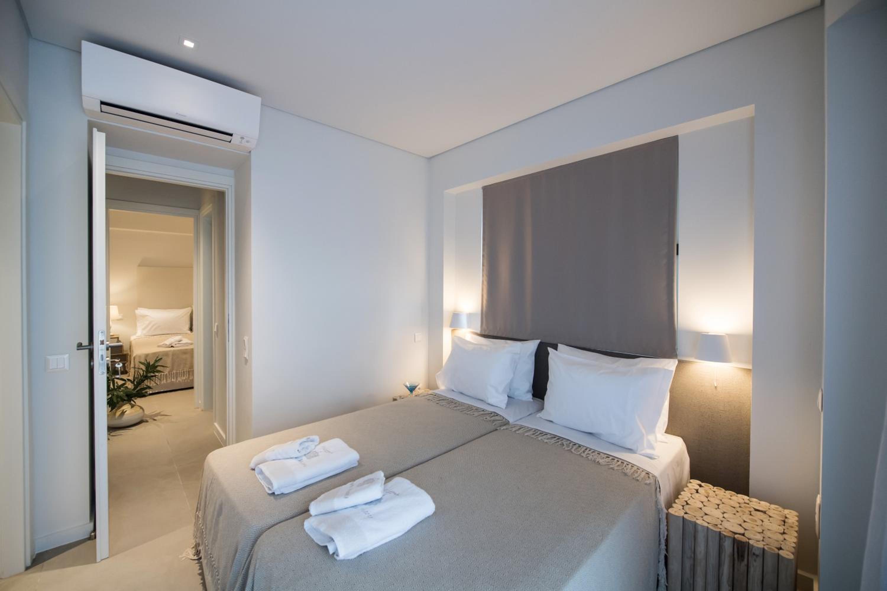 Suite with Pool View - Photo 10