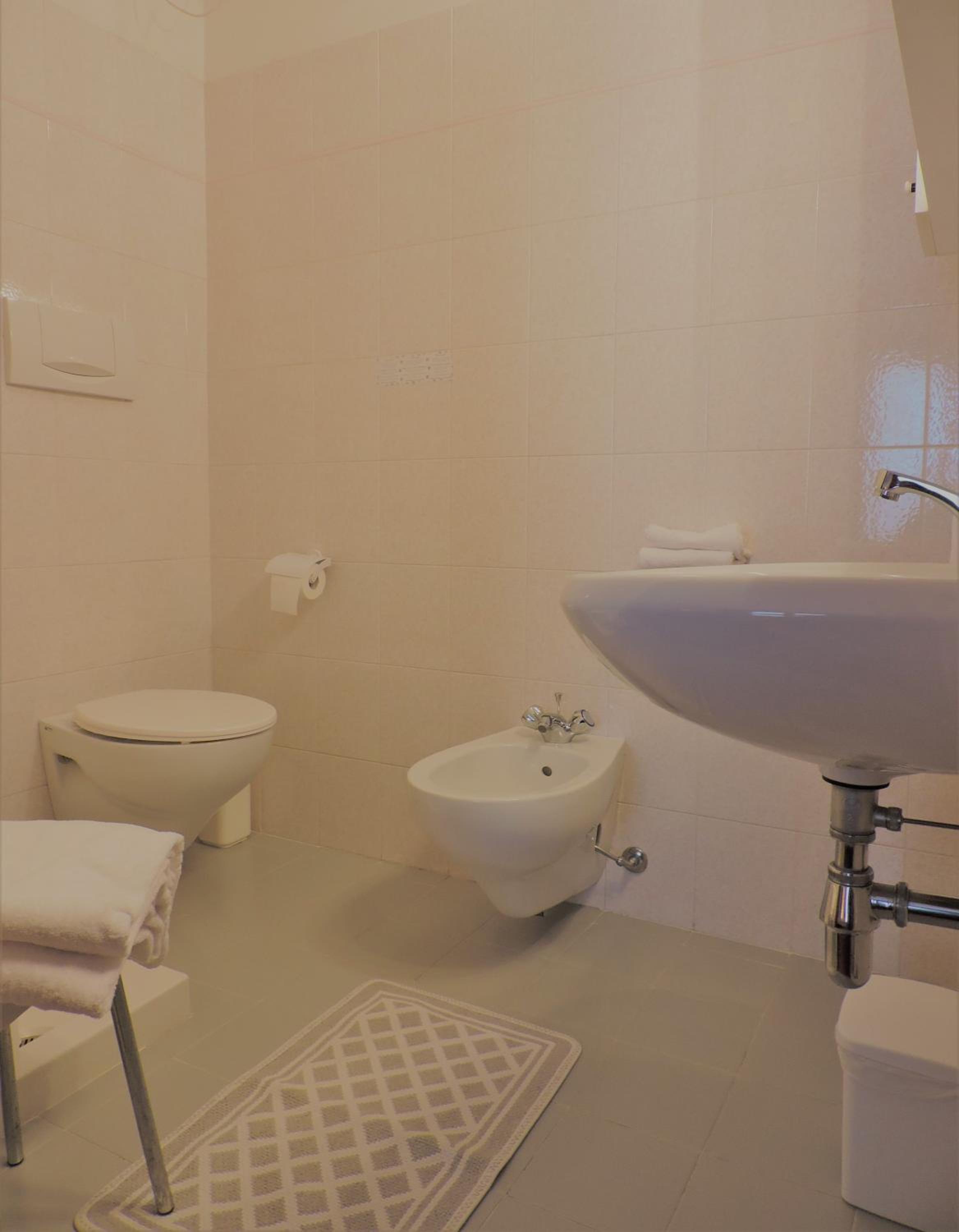 Economy Twin Room - Photo 4
