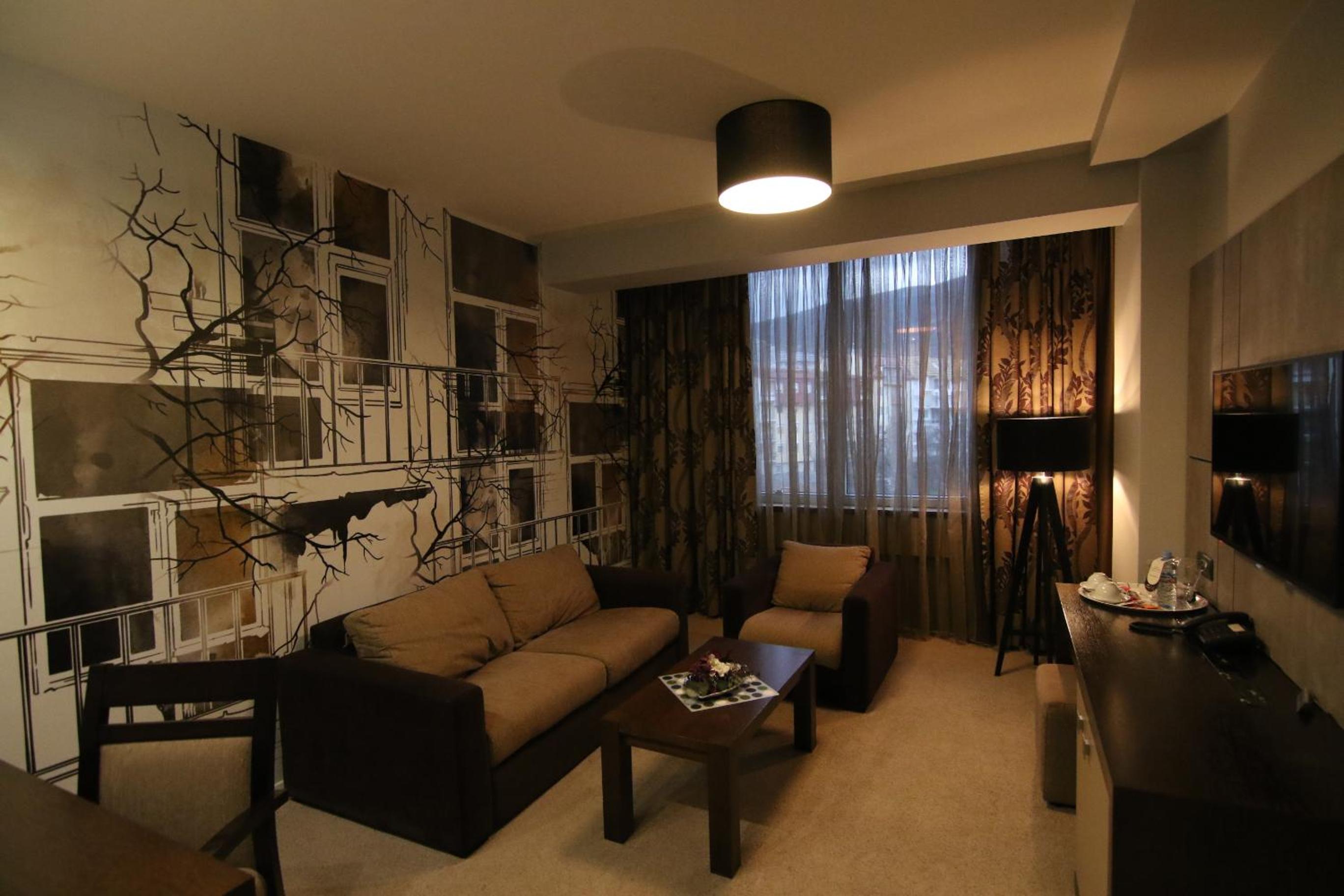 Junior One-Bedroom Suite (Free Indoor Parking)