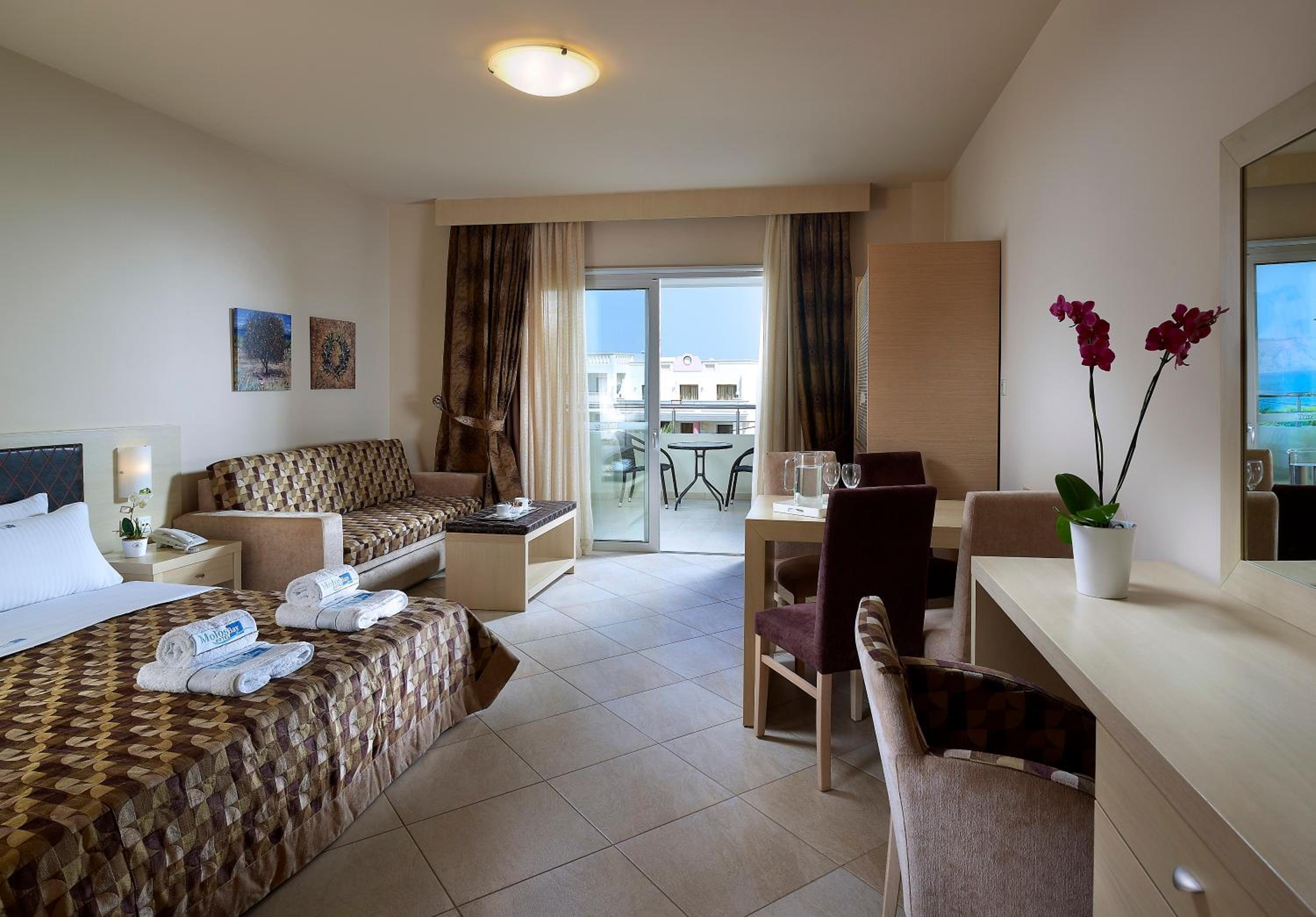 Double Room with Side Sea View - Photo 3