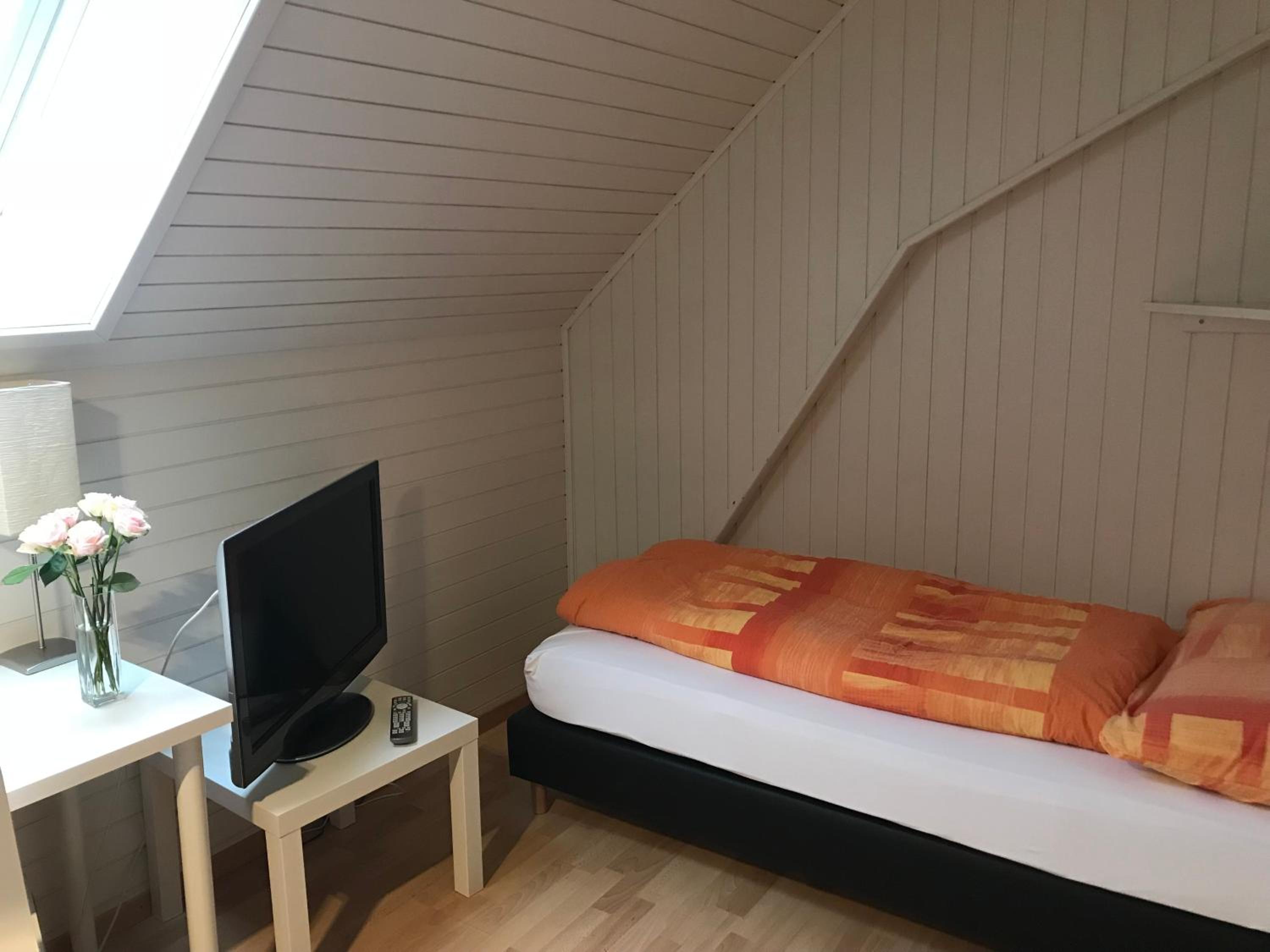 Single Room with Shared Shower and Toilet photo 1