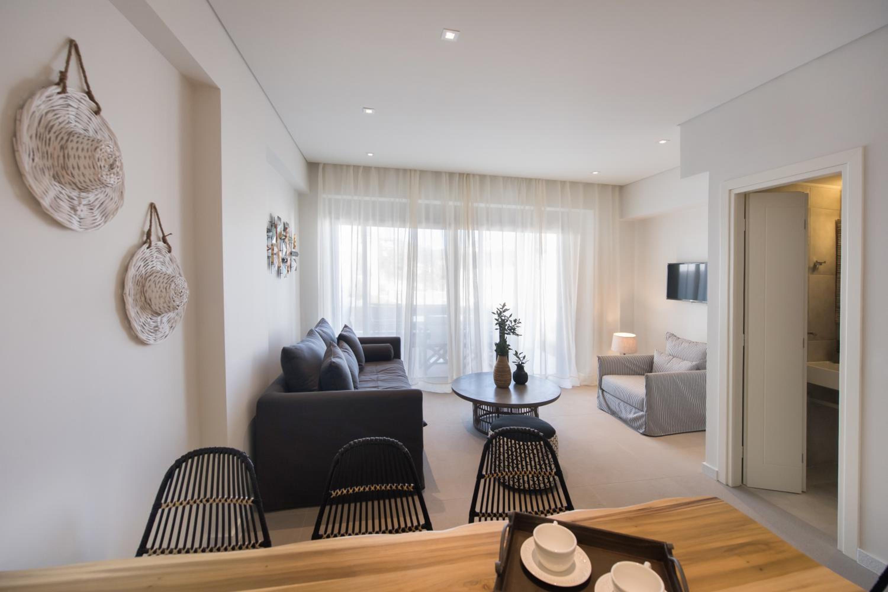 Deluxe suite with private pool and garden view - Photo 2