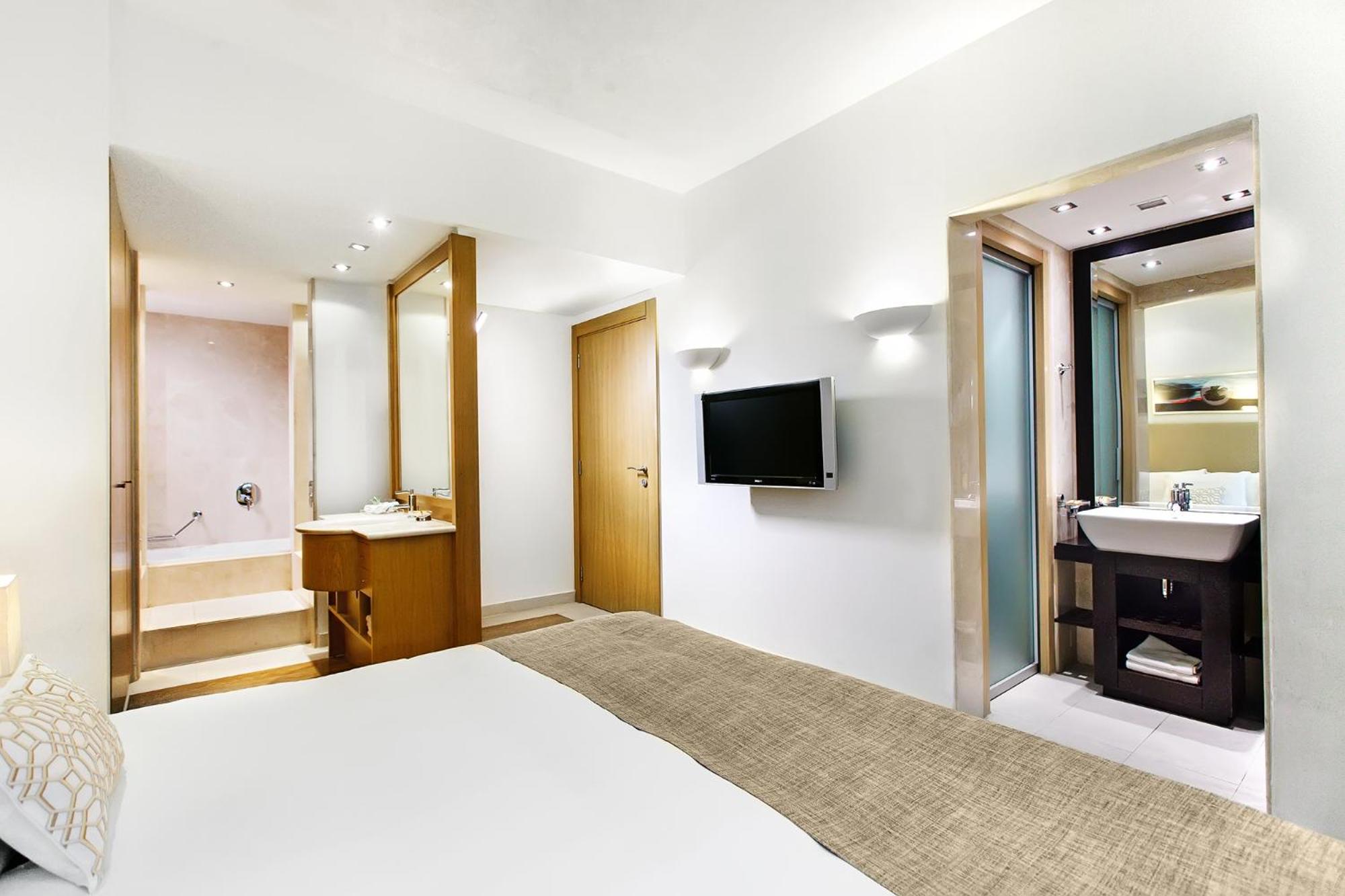 Deluxe Superior Room with City View - Photo 2