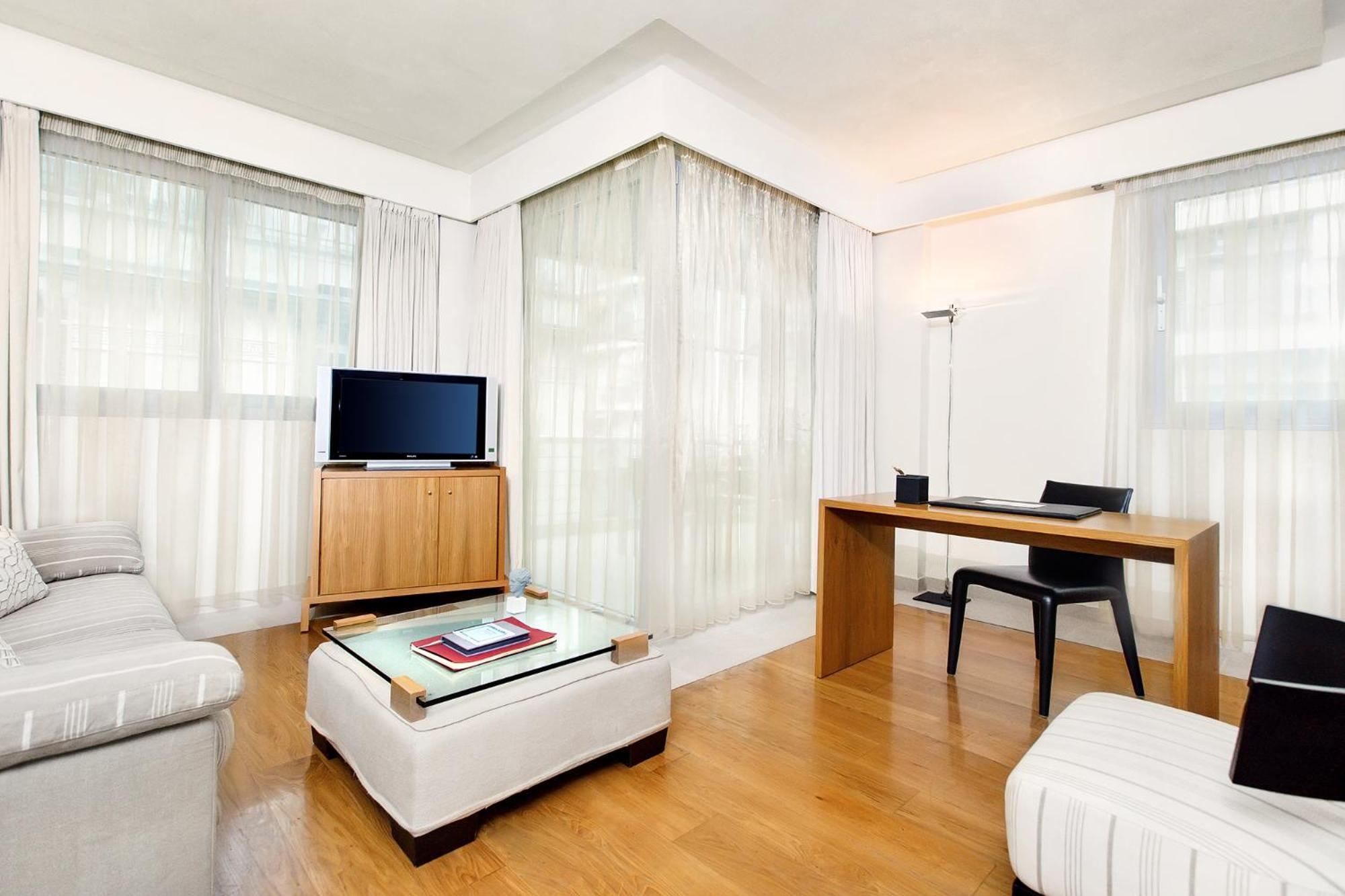 Deluxe Superior Room with City View - Photo 4